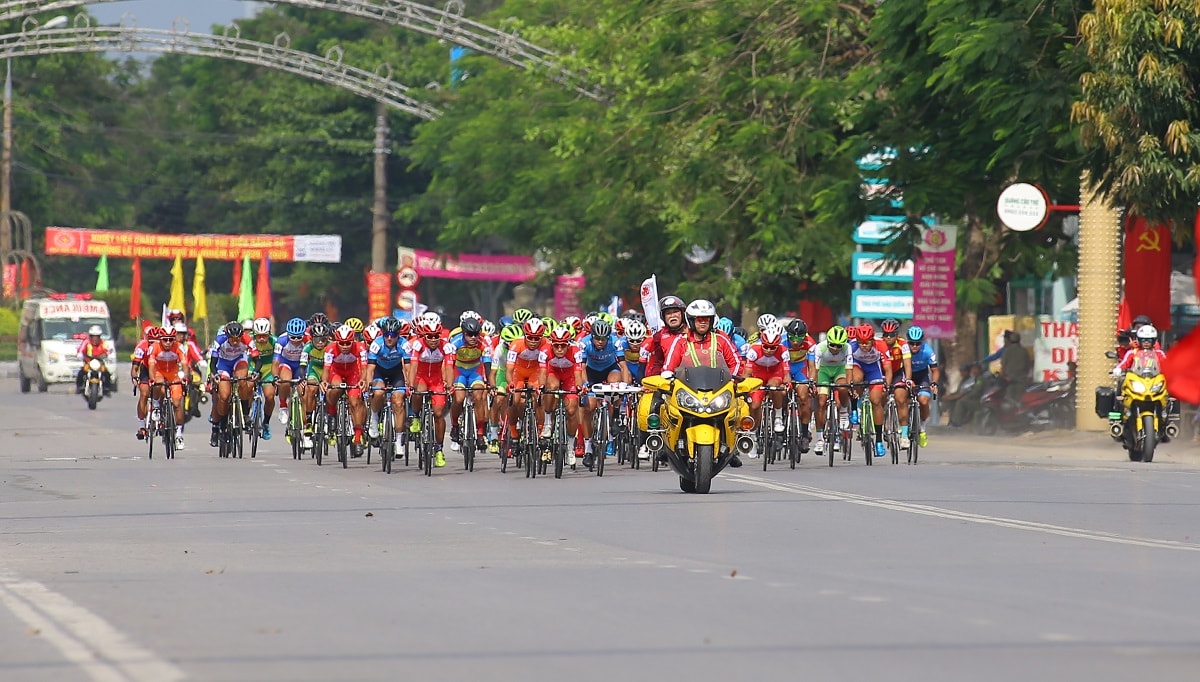 Tốc độ của đoàn đua lên đến hơn 40km/giờ với tổng cự ly 52km. Ảnh: Xuân Thủy