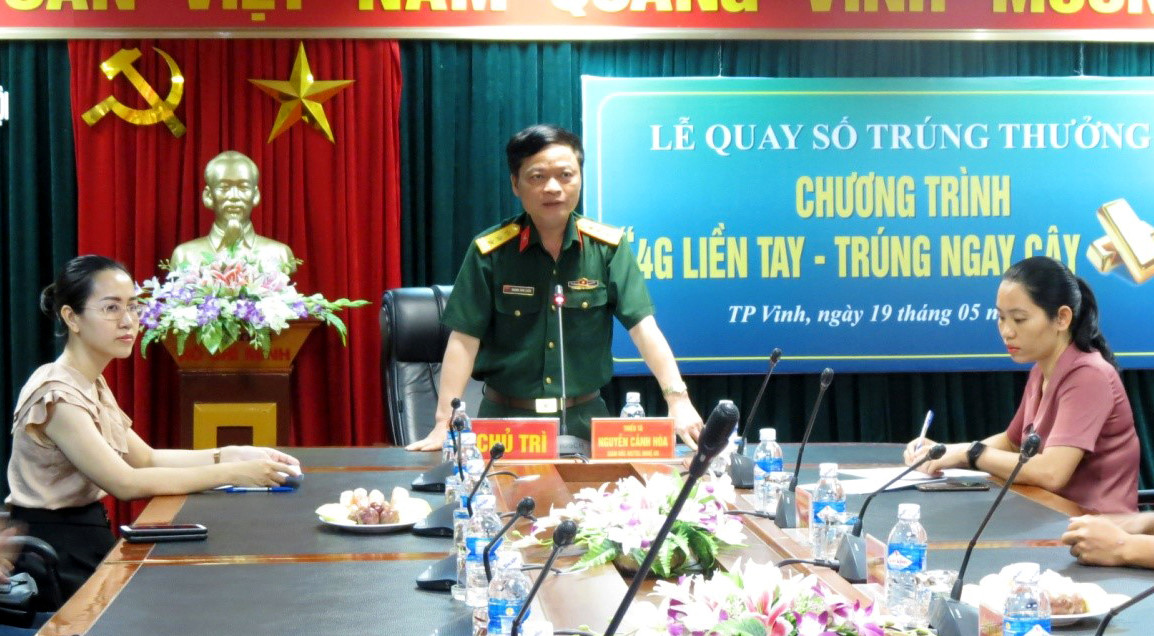 Ông Hoàng Văn Luân, Giám đốc kênh ViettelPay chủ trì chương trình quay số trúng thưởng. Ảnh: Ngọc Anh