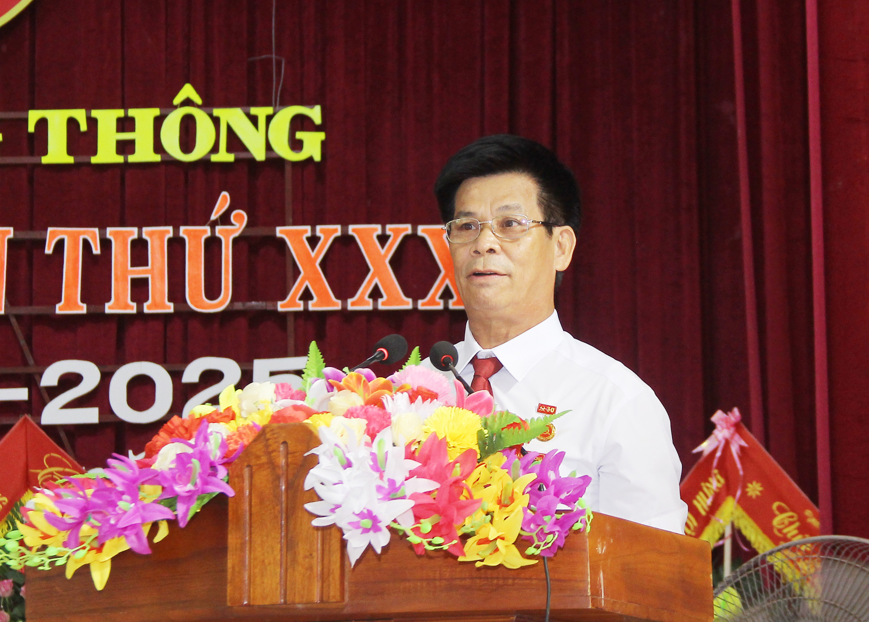 Đồng chí Phạm Viết Nam - Bí thư Đảng ủy xã nhiệm kỳ 2015 - 2020 trình bày báo cáo chính trị tại đại hội. Ảnh: Mai Hoa