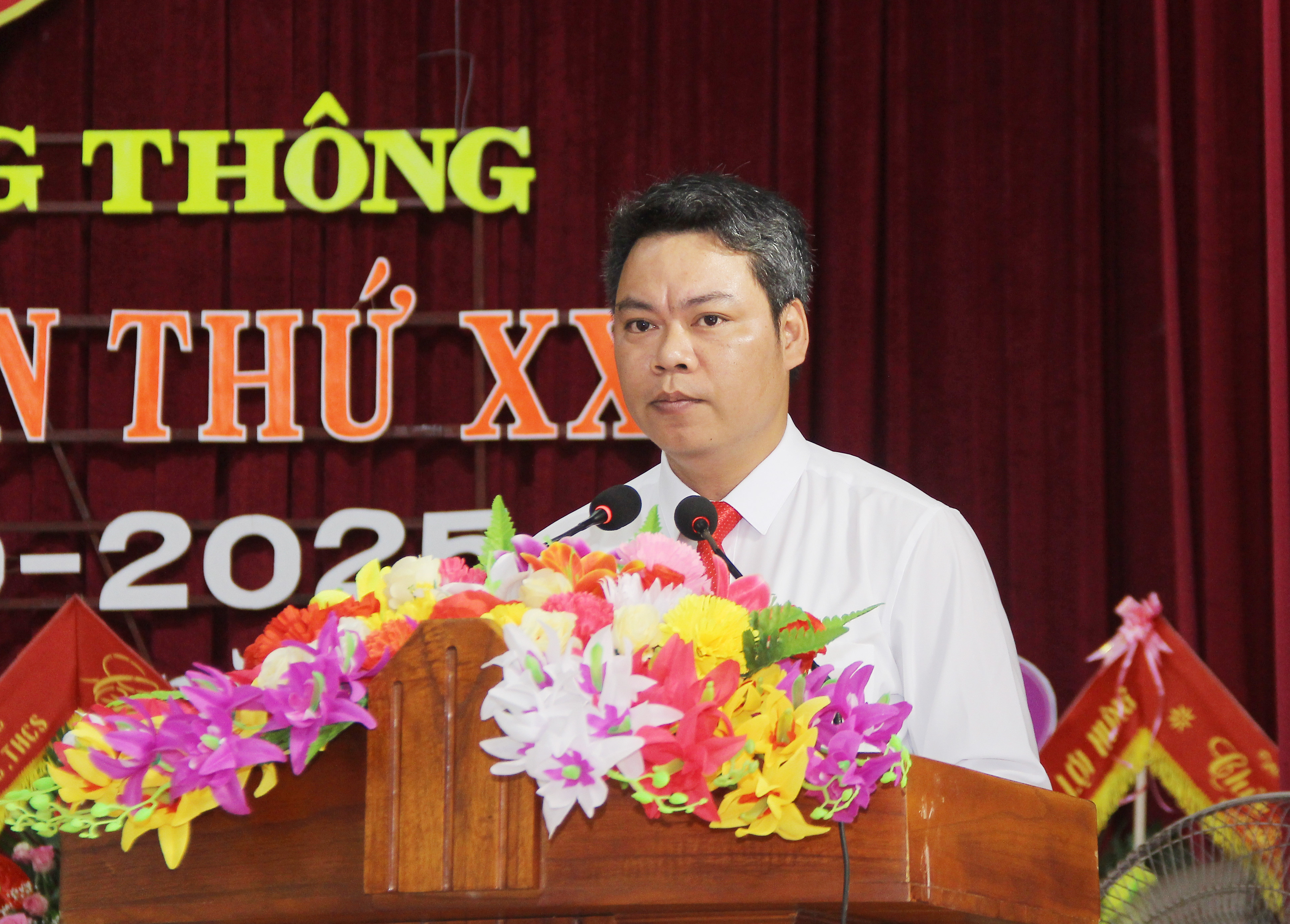 Đồng chí Cao Anh Đức – Phó Bí thư Đảng ủy xã nhiệm kỳ 2015 – 2020, Chủ tịch UBND xã, nhiệm kỳ 2016 – 2021 phát biểu khai mạc đại hội. Ảnh: Mai Hoa