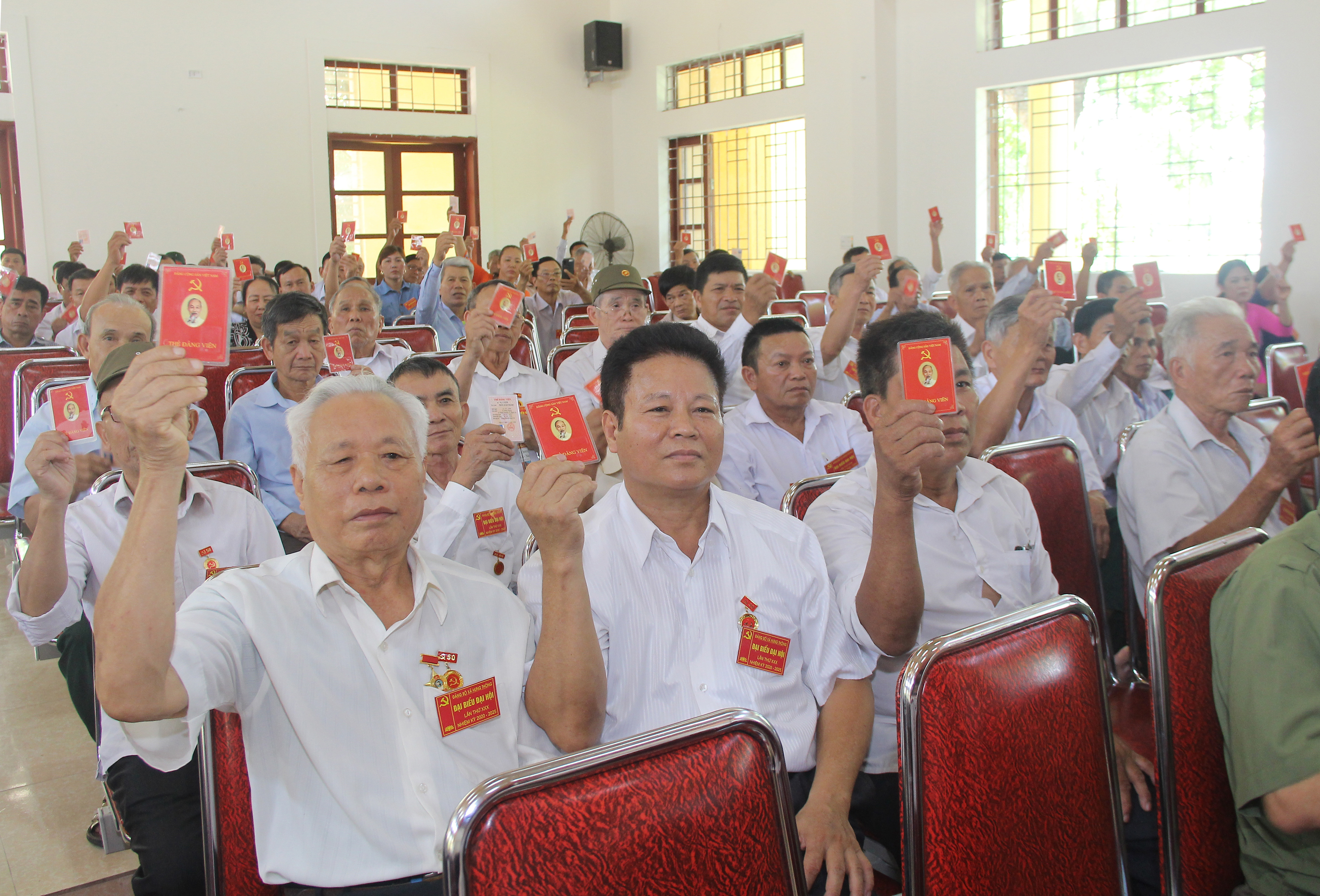 Các đại biểu biểu quyết chốt danh sách bầu cử Ban Chấp hành Đảng bộ, nhiệm kỳ 2020 - 2025. Ảnh Mai Hoa