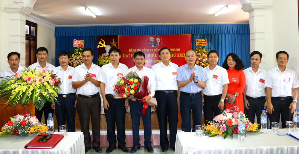 Ban chấp hành Đảng bộ Công ty nhiệm kỳ mới ra mắt và phát biểu nhận nhiệm vụ. Ảnh: Nguyễn Hải