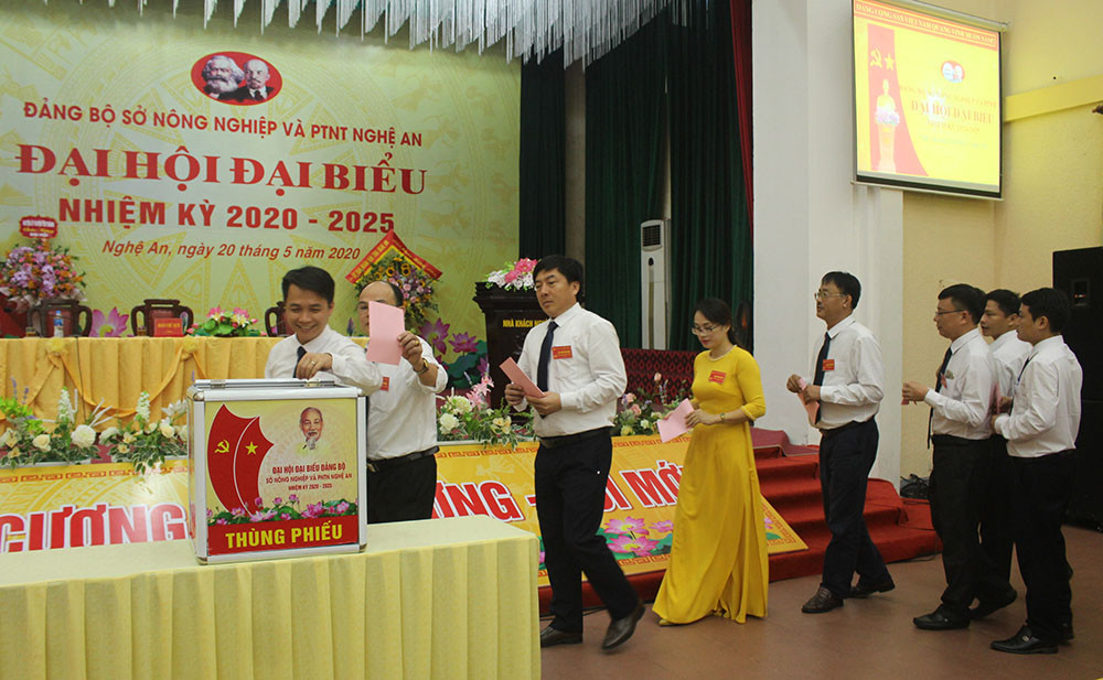 Các đại biểu bỏ phiếu bầu Ban chấp hành nhiệm kỳ 2020- 2025. Ảnh: Phú Hương