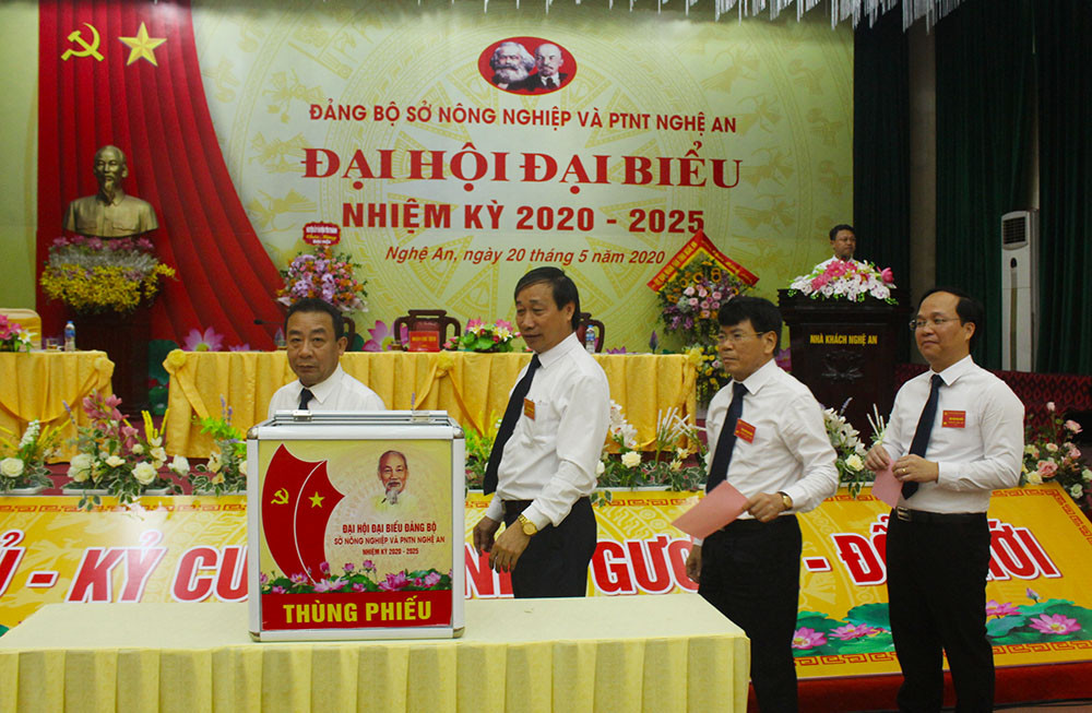 Các đại biểu bỏ phiếu thăm dò, giới thiệu Bí thư Đảng ủy Sở nhiệm kỳ 2020- 2025. Ảnh: Phú Hương