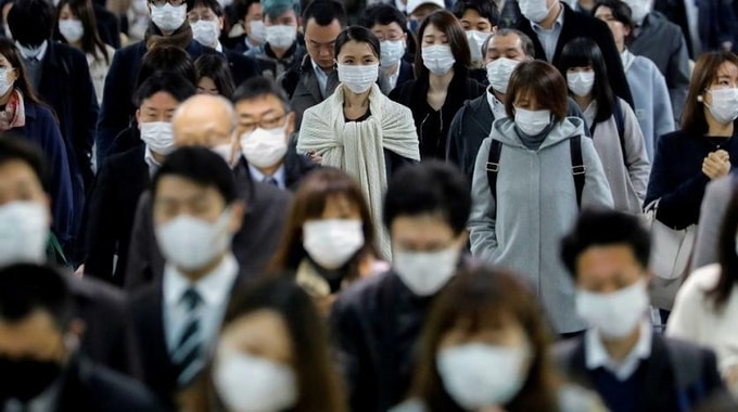 Người dân đeo khẩu trang trong giờ cao điểm tại ga Shinagawa, Nhật Bản, để phòng Covid-19. Ảnh: Reuters.