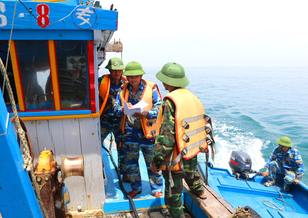 Ngay trên đường ra phát hiện một số tàu cá đánh bắt sai vùng biển, lực lượng kiểm ngư đã kiểm tra thủ tục và nhắc nhở ngư dân di chuyển để chấp hành theo giấy phép đã cấp. Trong ảnh: Đoàn kiểm tra tàu NA 80026 của ngư dân Trần Minh Hải ở xã Diễn Ngọc, Diễn Châu. Ảnh: Nguyễn Hải