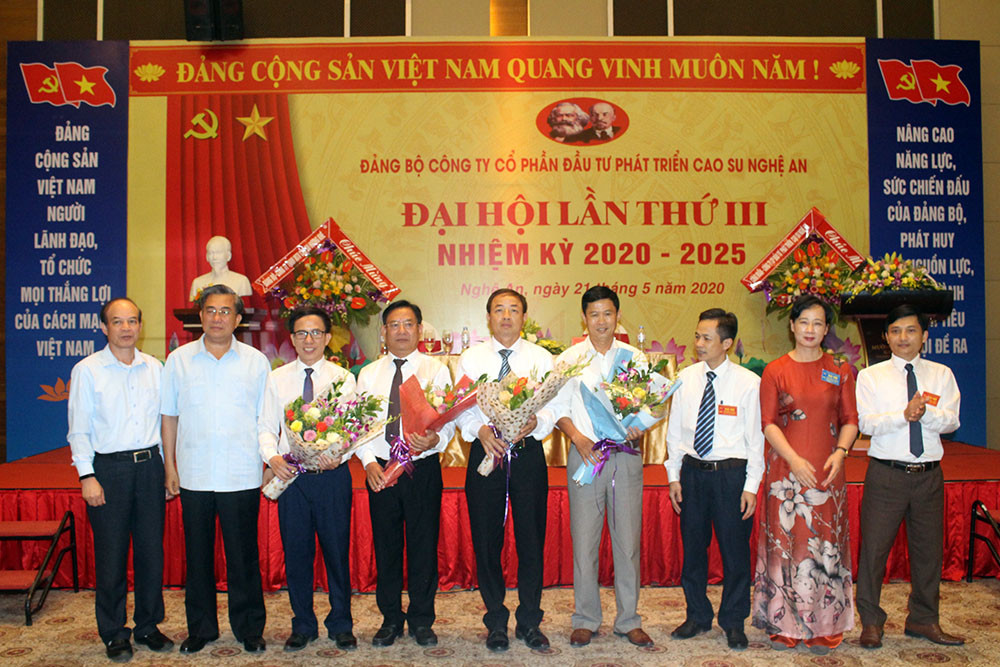 Các đồng chí lãnh đạo Đảng ủy cấp trên, lãnh đạo Công ty tặng hoa các đồng chí trong Ban chấp hành nhiệm kỳ 2015- 2020. Ảnh: Phú Hương