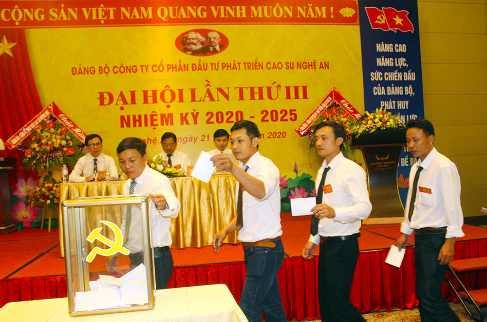 các đại biểu bỏ phiếu bầu Ban chấp hành nhiệm kỳ 2020- 2025. Ảnh: Phú Hương