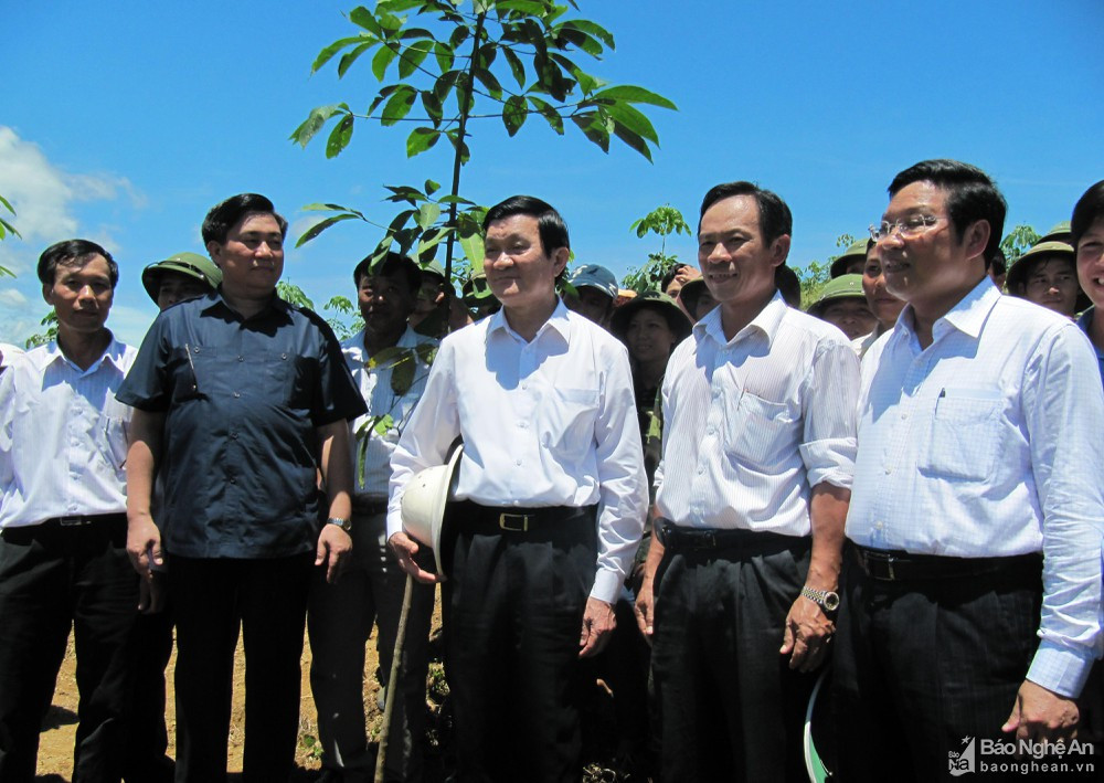 Chủ tịch nước Trương Tấn Sang và các đồng chí lãnh đạo tăhm vườn cây cao su của Công ty năm 2011. Ảnh: P.V
