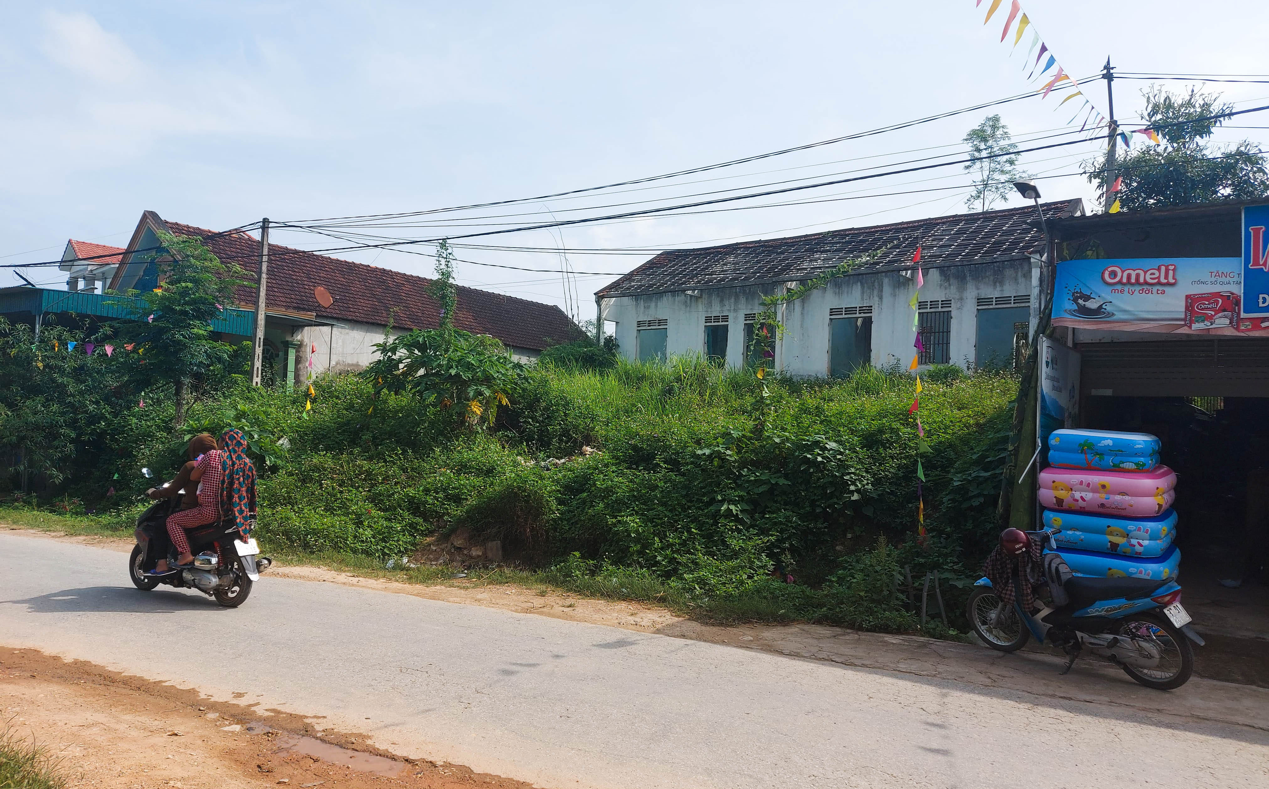 Trên thửa đất hoang có hệ thống các phòng học đổ nát.