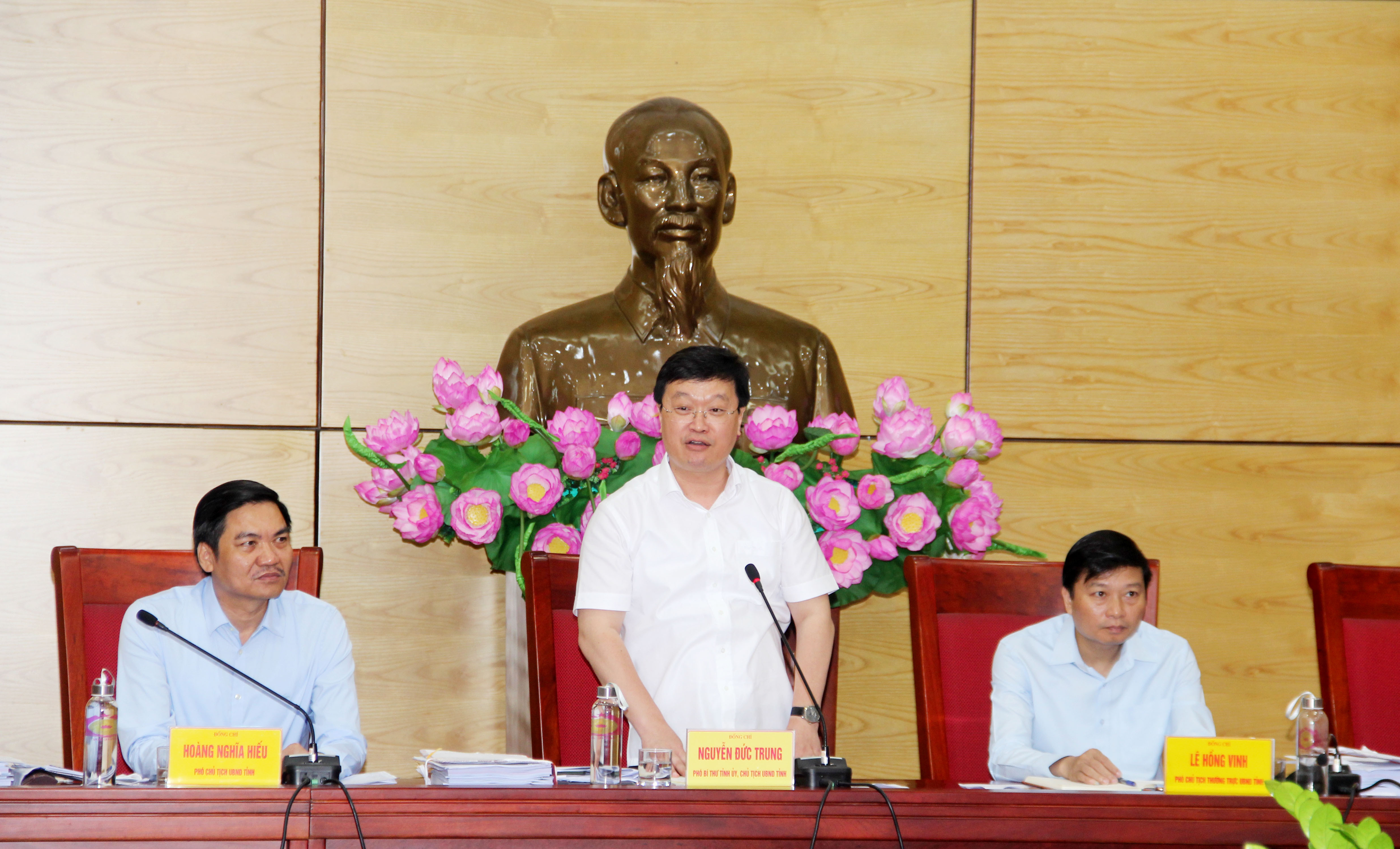 Chủ tịch UBND tỉnh Nguyễn Đức Trung yêu cầu các ngành rà soát lại kịch bản tăng trưởng vì Nghệ An có khả năng, cơ sở có thể đạt tốc độ tăng trưởng kinh tế từ 6,5-7%. Ảnh: Phạm Bằng