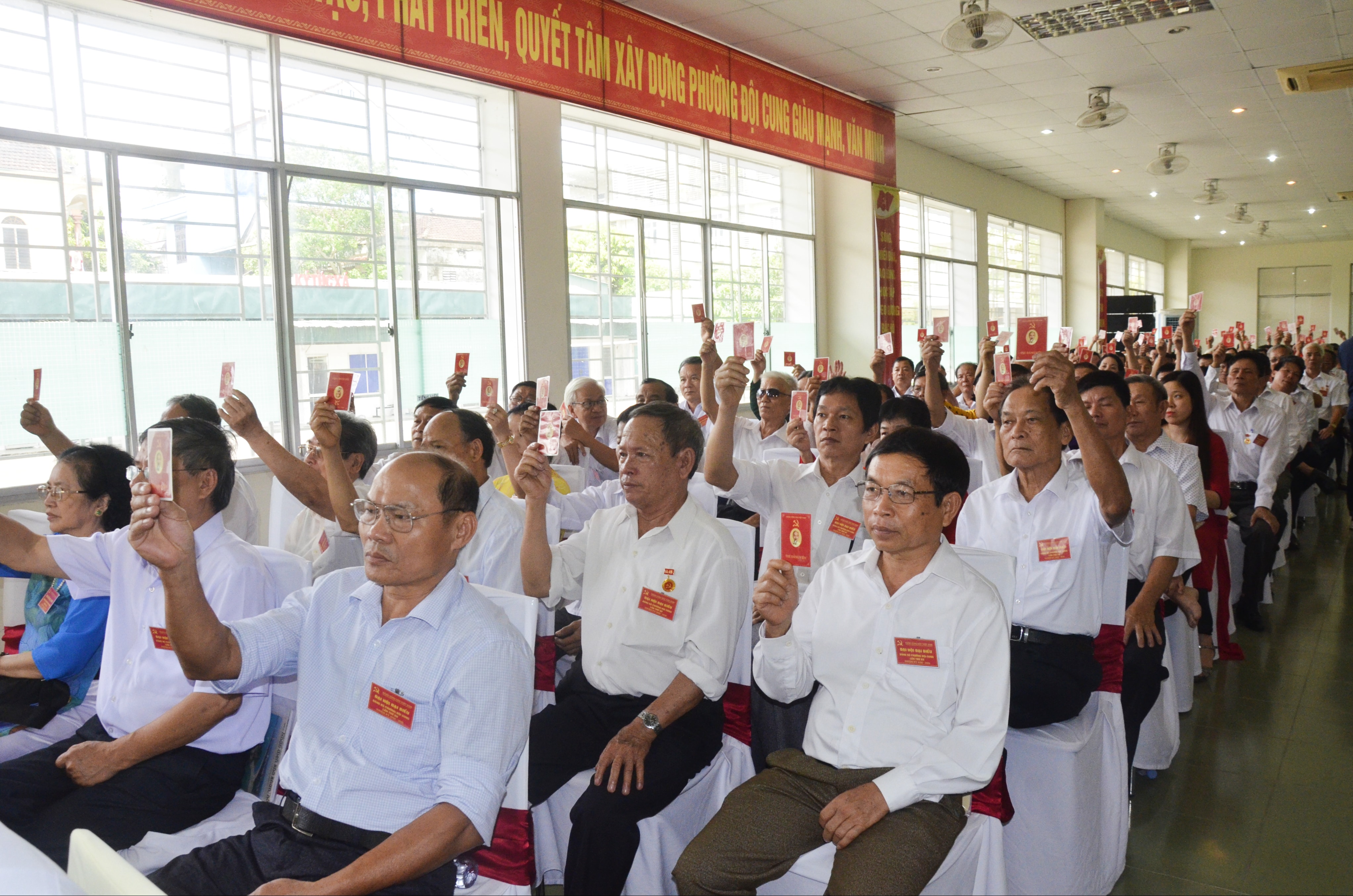 Các đảng viên biểu quyết thống nhất các nội dung tại đại hội. Ảnh: Thanh Lê