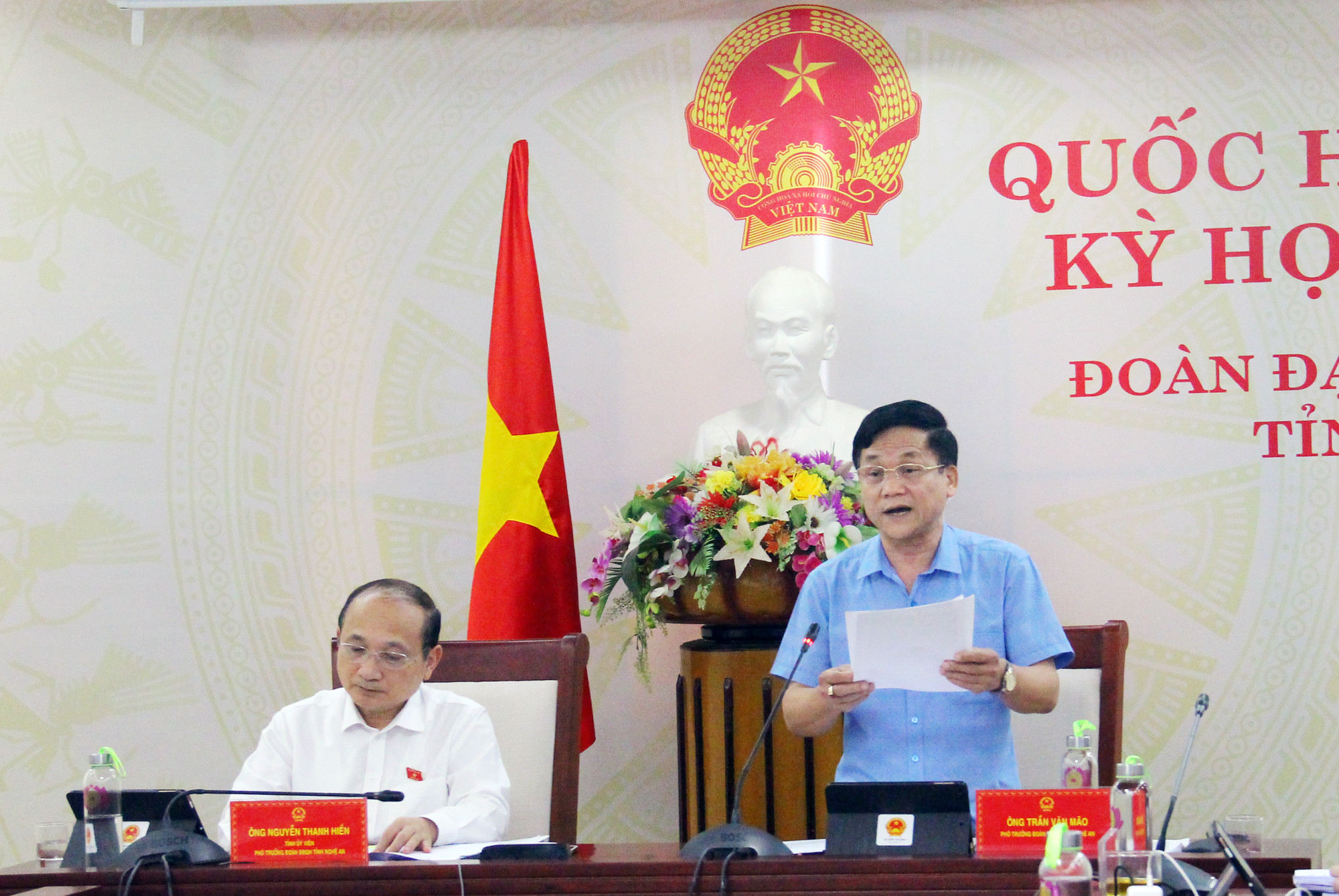 Đồng chí Trần Văn Mão - Phó Trưởng Đoàn đại biểu Quốc hội tỉnh trình bày kiến nghị góp ý tại điểm cầu Nghệ An. Ảnh: Thanh Quỳnh
