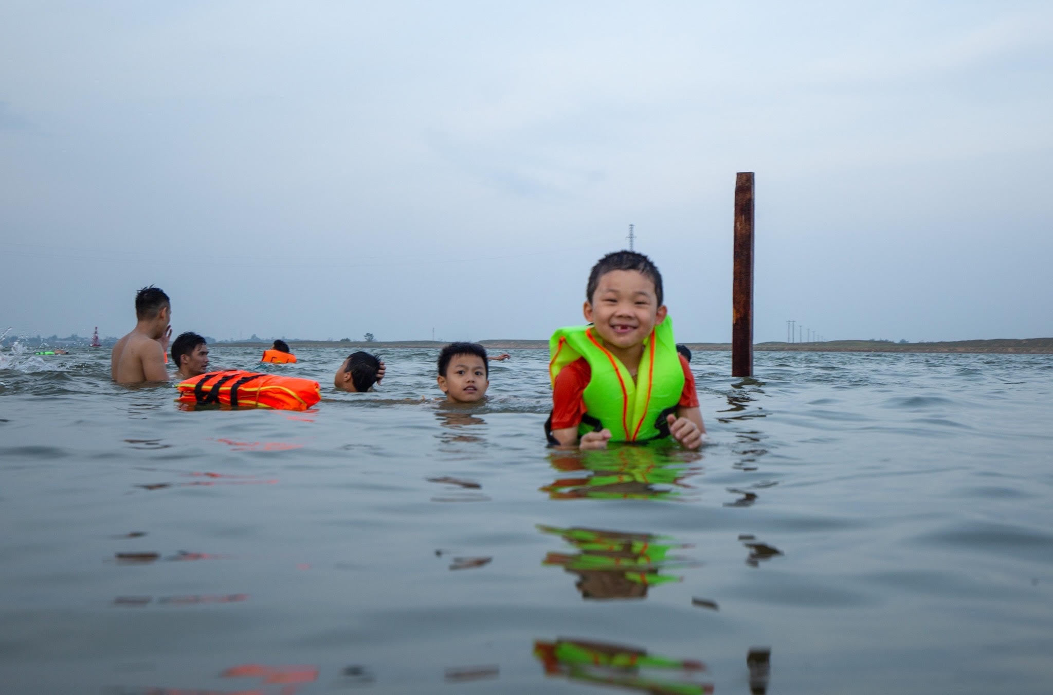 Lũ trẻ khá thích thú khi được tắm sông