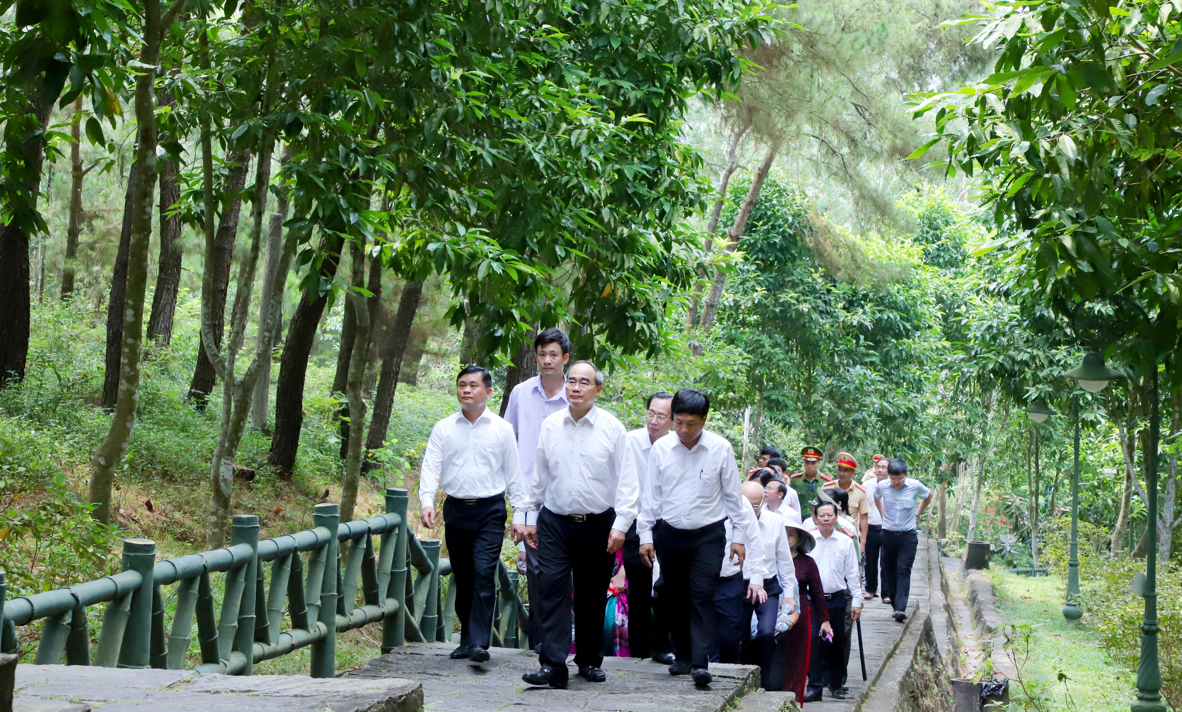 Đồng chí Nguyễn Thiện Nhân cùng đoàn đến dâng hoa, dâng hương cho thân nhân Chủ tịch Hồ Chí Minh tại núi Động Tranh. Ảnh: Thành Duy