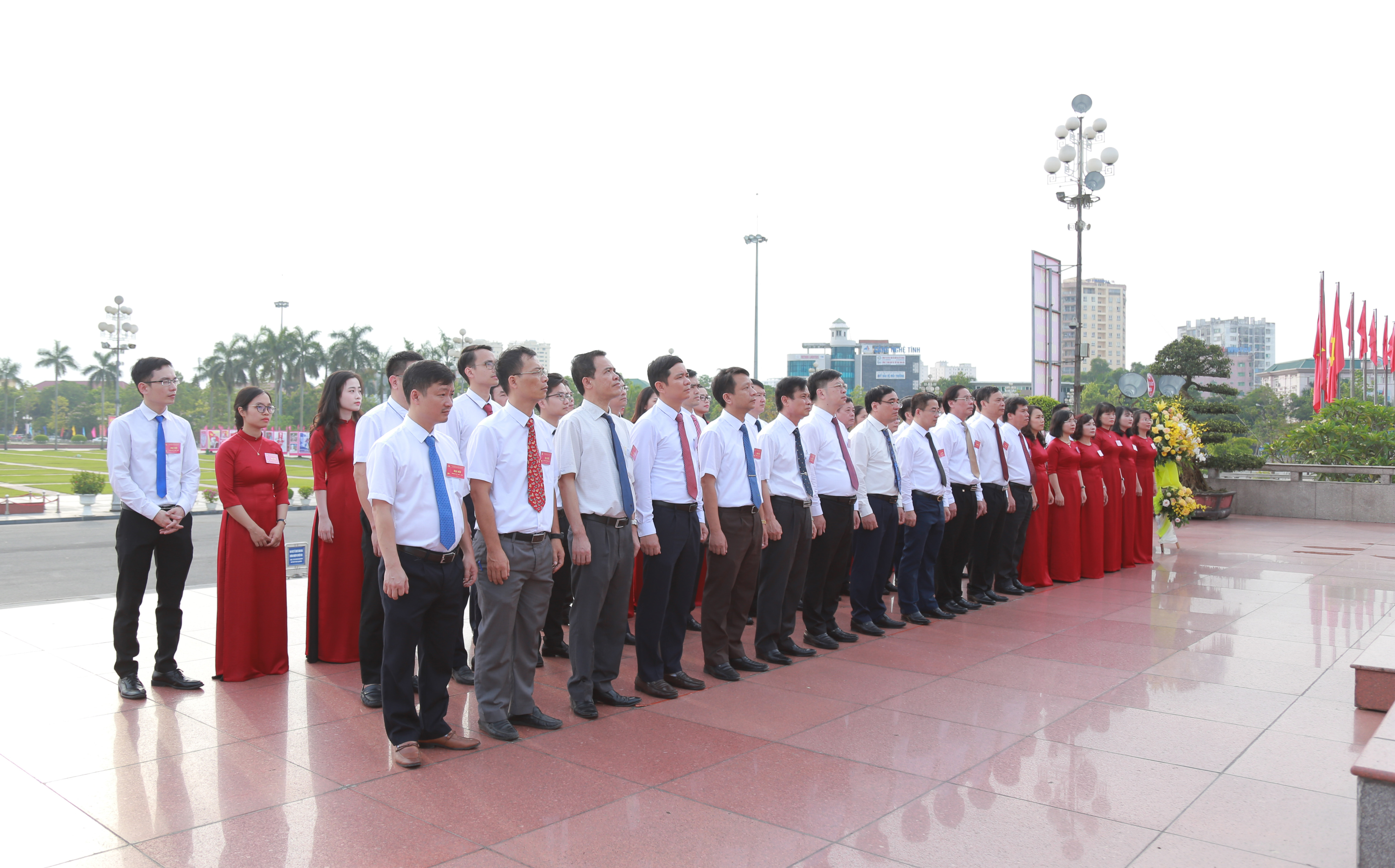 Trước khi diễn ra đại hội Đảng bộ Sở Kế hoạch và Đầu tư tổ chức dâng hoa tưởng niệm Chủ tịch Hồ Chí Minh tại Quảng trường Hồ Chí Minh. Ảnh: Thanh Lê