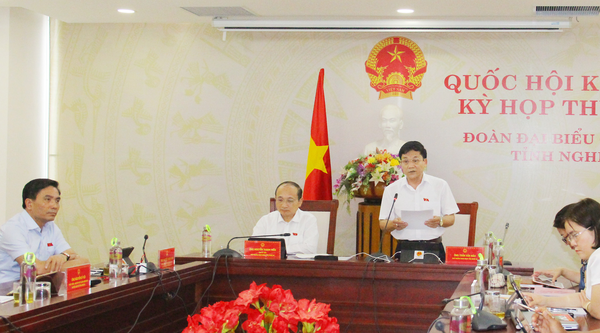 Đồng chí Trần Văn Mão - Phó Trưởng Đoàn đại biểu Quốc hội tỉnh trình bày kiến nghị góp ý tại điểm cầu Nghệ An. Ảnh: Thanh Quỳnh