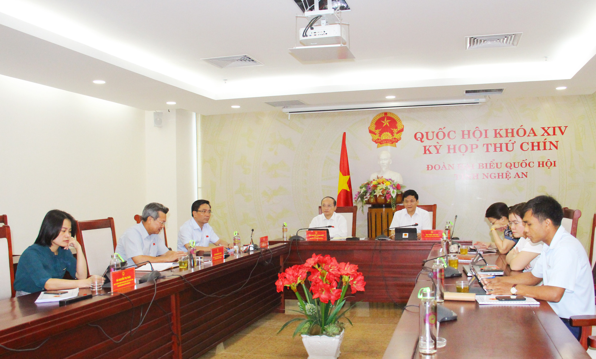 Tại điểm cầu Nghệ An, các đồng chí Phó Trưởng Đoàn đại biểu Quốc hội tỉnh chủ trì phiên họp. Ảnh: Thanh Quỳnh