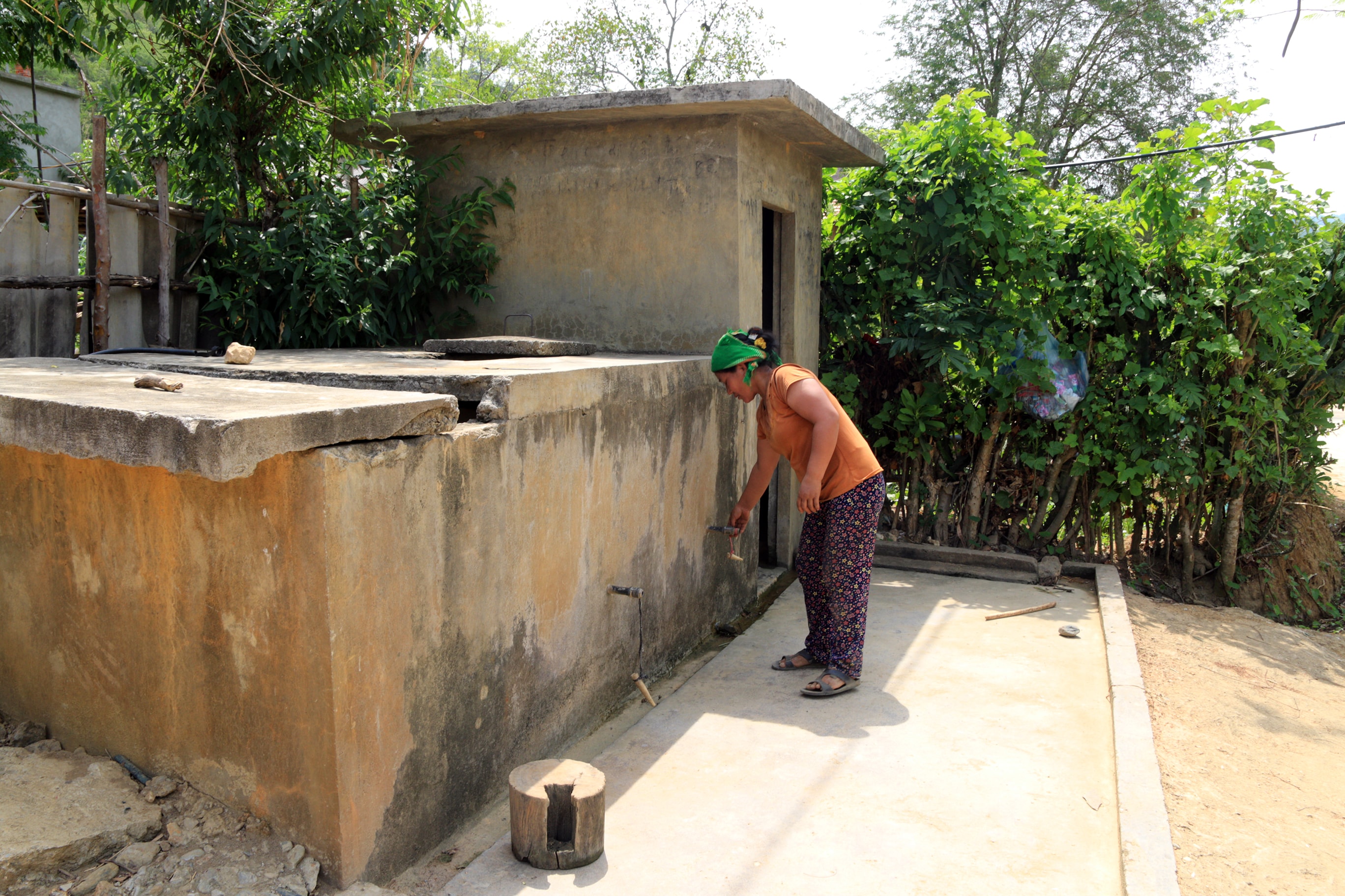 1.Những năm qua người dân bản Khe Ngậu dùng chung hệ thống nước với bản Ang và bản Lở, xã Xá Lượng (do Nhà nước đầu tư). Năm nay thời tiết hanh khô, bản Khe Ngậu nằm ở dưới nguồn nên nước không chẩy về tới nơi. Dẫn đến các bể chưa trơ đái 2 tháng qua. Chị Cụt Thị Hai, một hộ dân nhà ở gần bể nước cho biết. Ảnh: Đình Tuân 