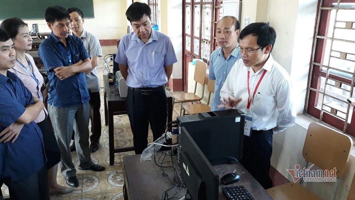 Đại diện Bộ GD-ĐT kiểm tra máy móc phục vụ chấm thi THPT quốc gia năm 2019. Ảnh tư liệu: Thanh Hùng