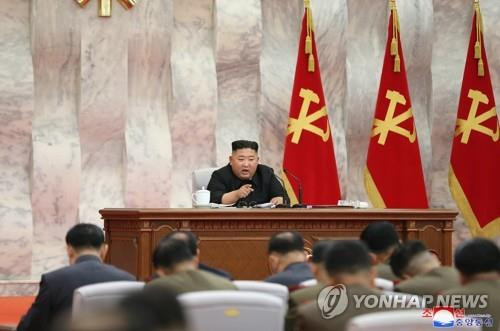 Ông Kim Jong-un chủ trì phiên họp mở rộng của Quân ủy Trung ương Triều Tiên trong bức ảnh KCNA đăng tải hôm 24/5. Ảnh: KCNA/Yonhap
