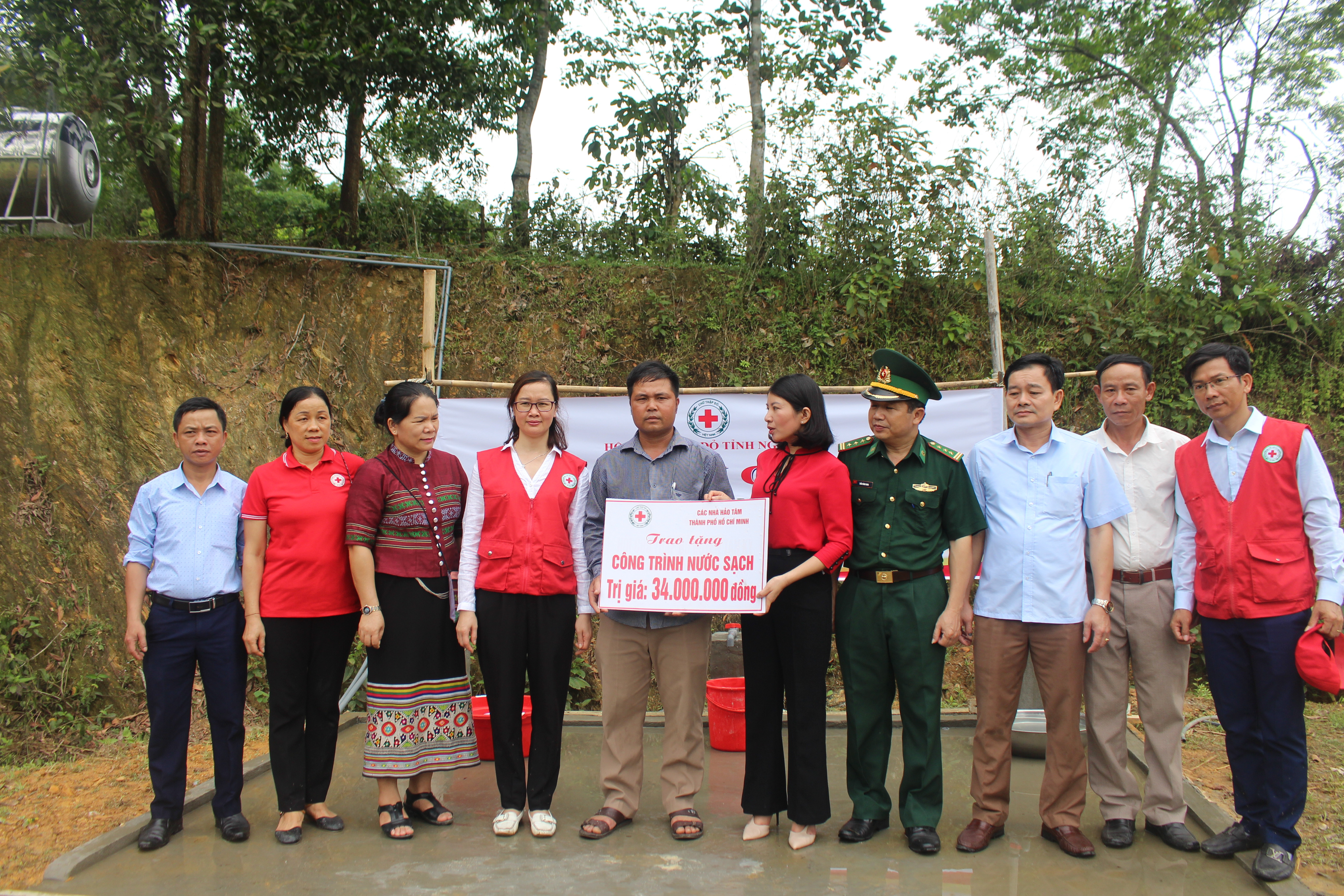 Trao tặng công trình nước sạch trị giá hơn 30 triệu đồng cho người dân bản Làng Yên xã Môn Sơn
