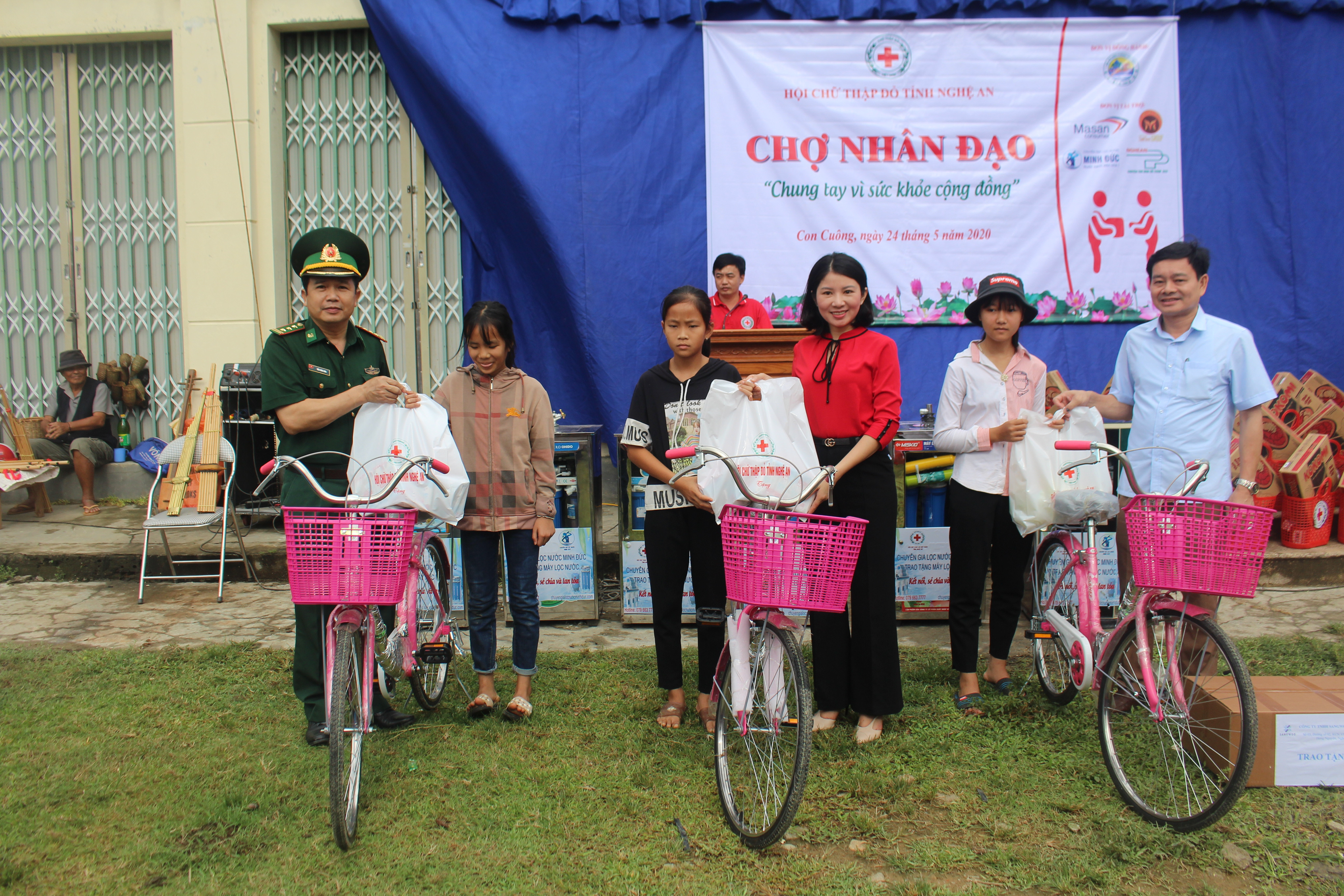 Trao tặng 3 xe đạp cho 3 học sinh có hoàn cảnh khó khăn