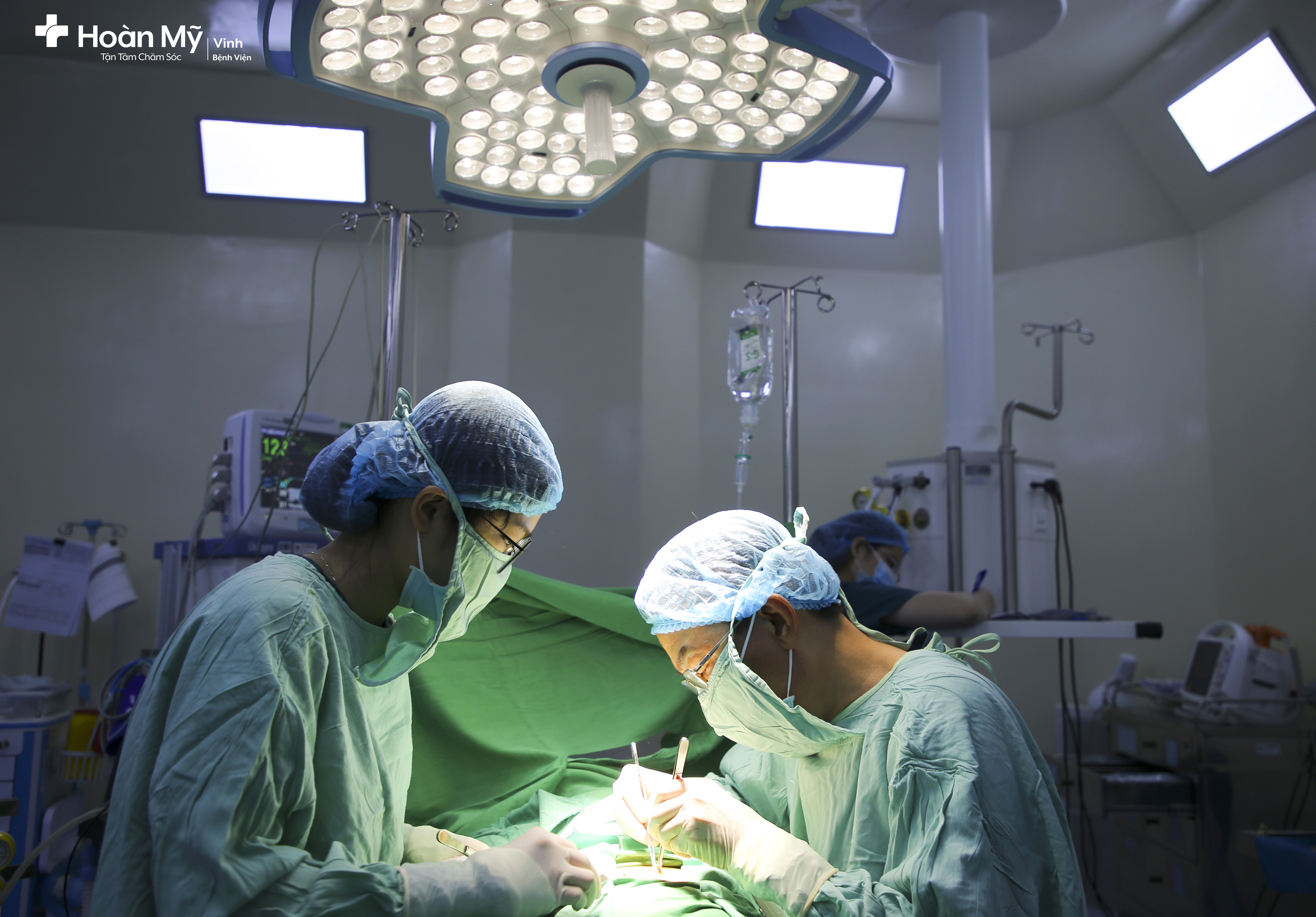 Ekip các bác sĩ Bệnh viện Quốc tế Vinh phẫu thuật cho trẻ khuyết tật. Ảnh: Kim Chung