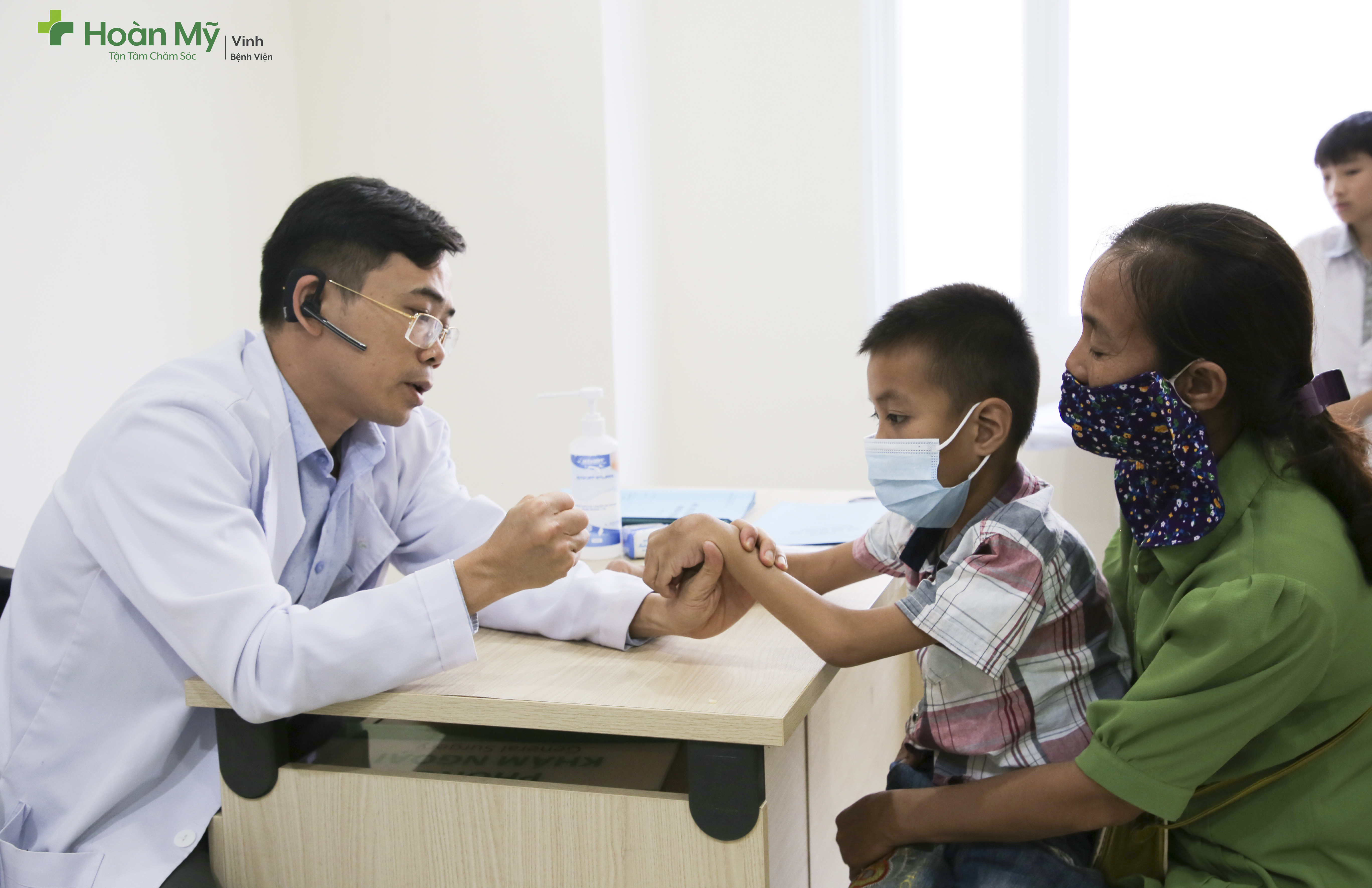 Bác sĩ Bệnh viện Quốc tế Vinh khám sàng lọc cho trẻ và tư vấn về phương pháp điều trị. Ảnh: Kim Chung