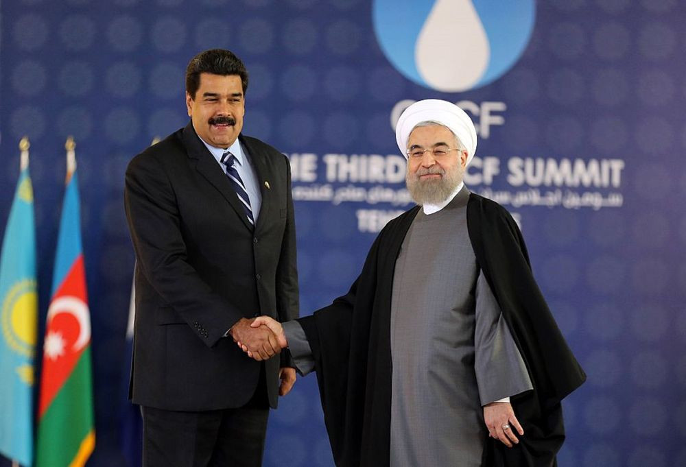Cái bắt tay giữa Iran và Venezuela khiến Tổng thống Mỹ Donald Trump khó chịu. Ảnh: AFP