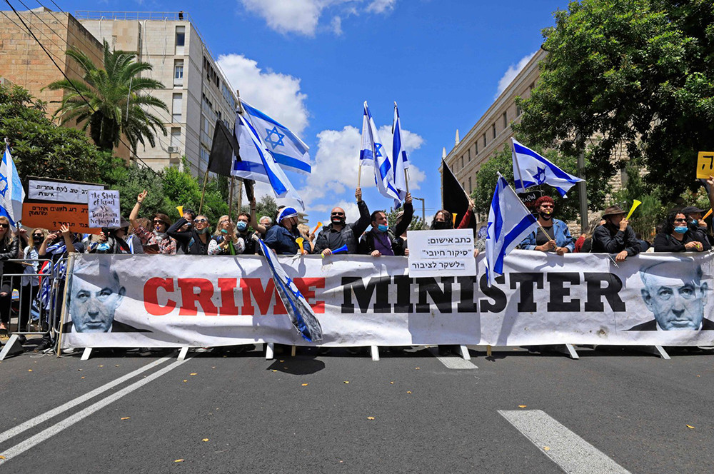 Còn đây là những người phản đối ông Netanyahu. Ảnh: AFP