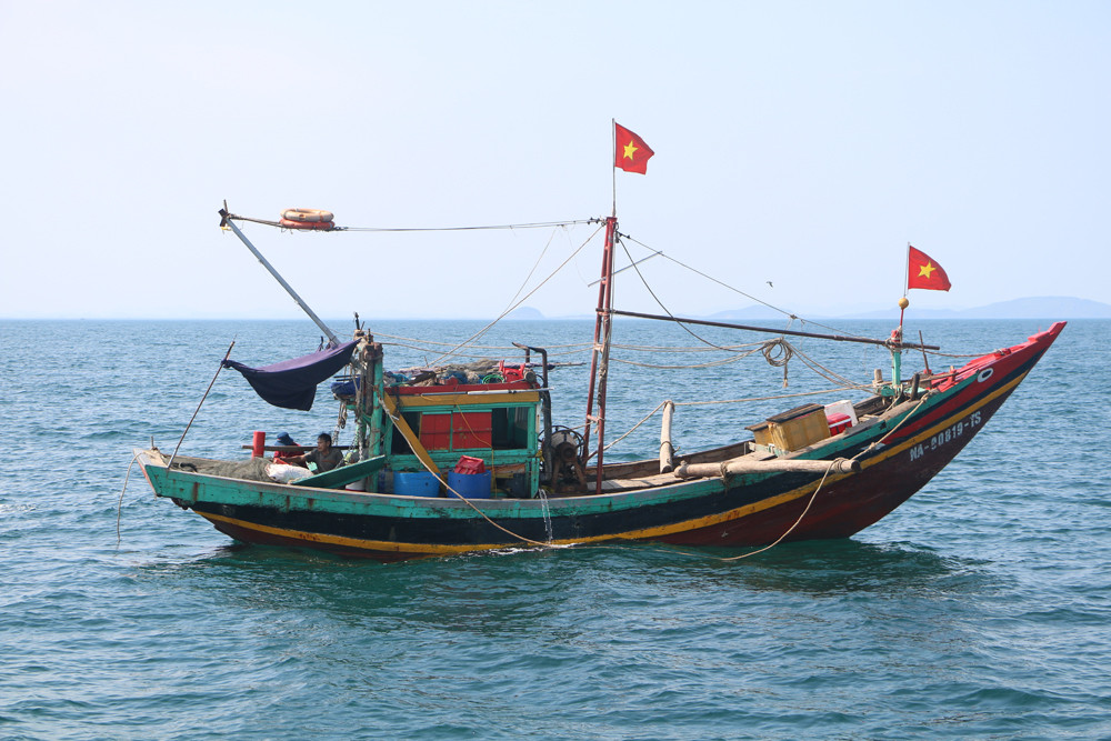 Một tàu cá khác của ngư dân Diễn Ngọc, Diễn Châu đang đánh bắt trên Vịnh Diễn Châu vi phạm về màu sơn nên bị nhắc nhở. Ảnh: Nguyễn Hải