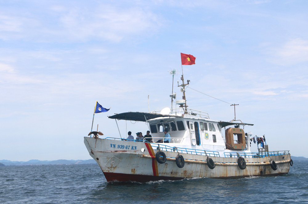 Tàu Kiểm ngư VN-93967-KN hoạt động kiểm tra trên vùng biển ven bờ và vùng lộng Thị xã Hoàng Mai và Vịnh Diễn Châu. Ảnh: Nguyễn Hải