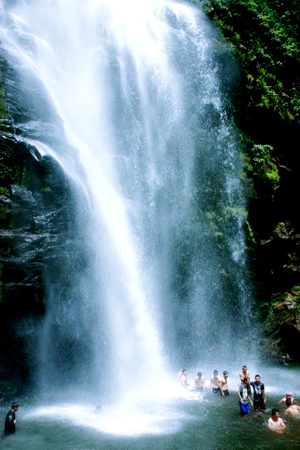 Tắm dưới thác Khe Kèm, du khách được dòng nước mát - xa cho cơ thể. Ảnh tư liệu TV