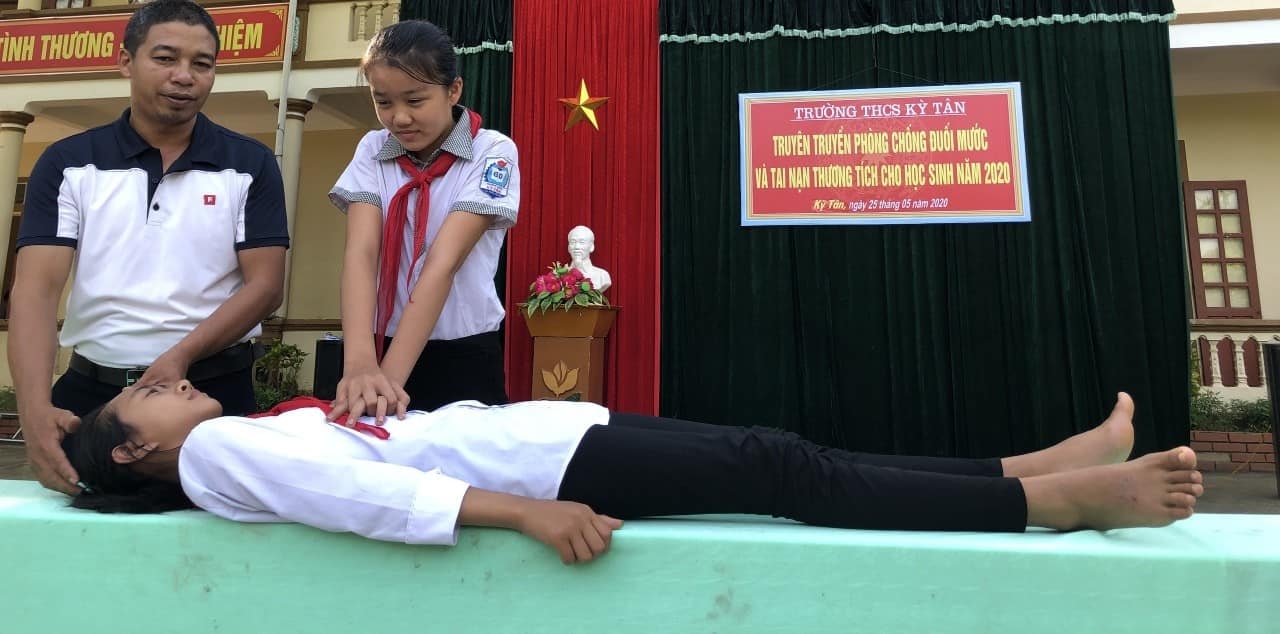 Các em được trực tiếp thực hành sơ cứu người bị đuối nước
