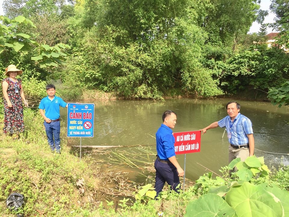 Đoàn xã Tân Hương cắm biển cảnh báo đuối nước tại khu vực sông, suối