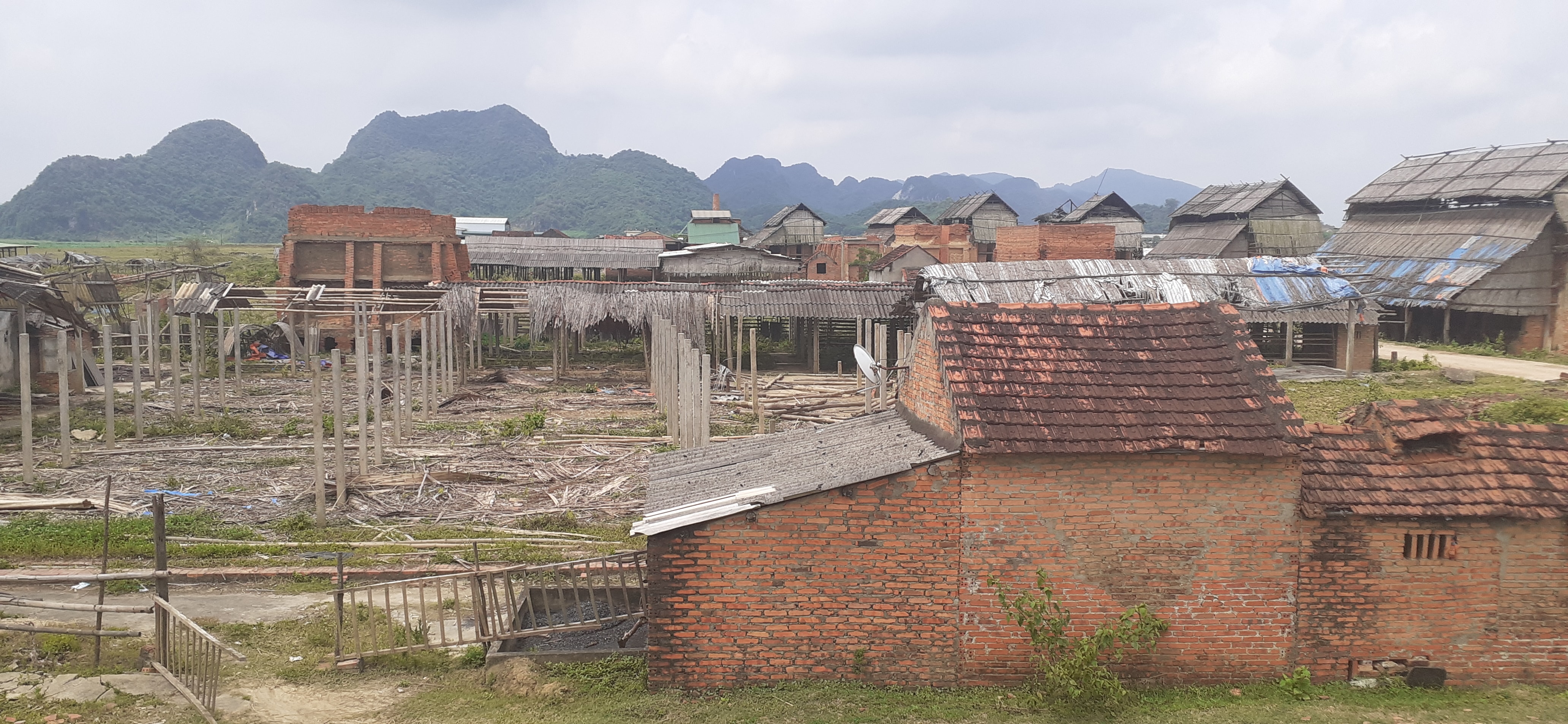 Gần 3 năm nay, những lò ngói thủ công này bị dừng hoạt động. Nhưng người dân vẫn không đập phá các lò nung. Ảnh: Tiến Hùng