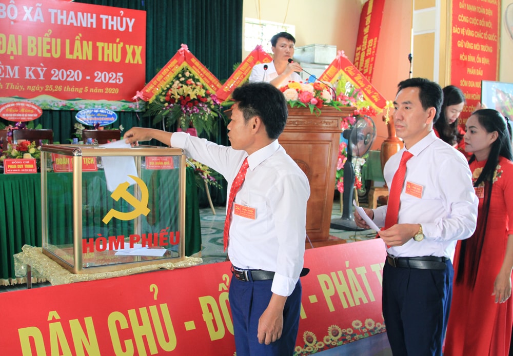 Các đại biểu bầu cử Ban chấp hành nhiệm kỳ mới.