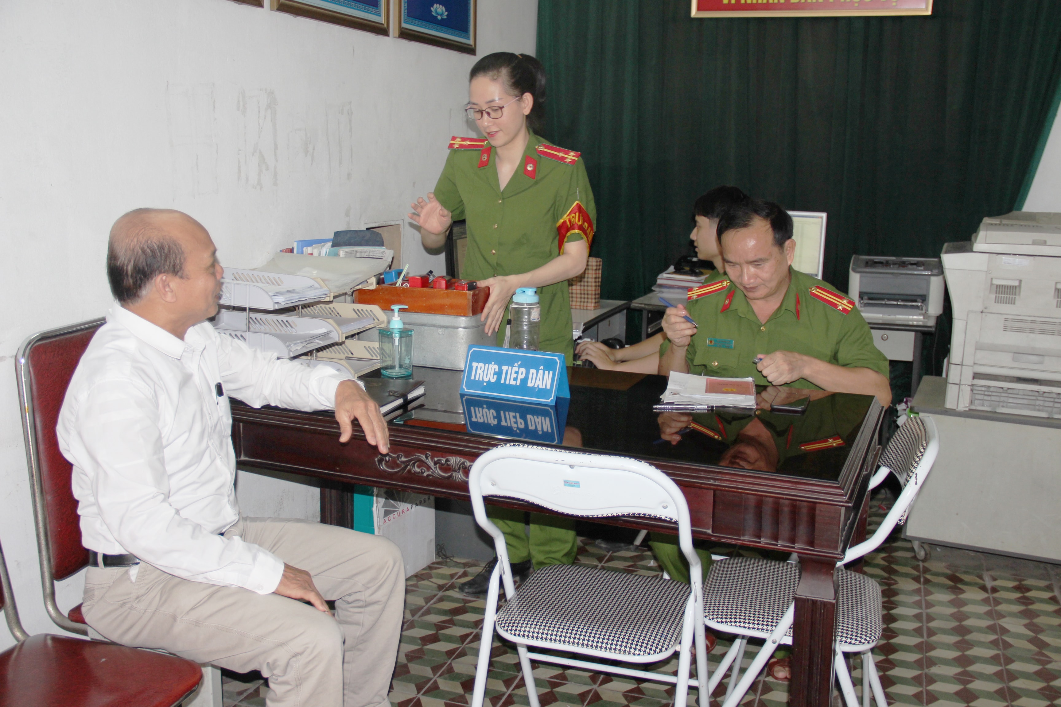 Trung tá Cao Thanh Sâm tiếp công dân tại Công an phường Vinh Tân. Ảnh: Hoài Thu