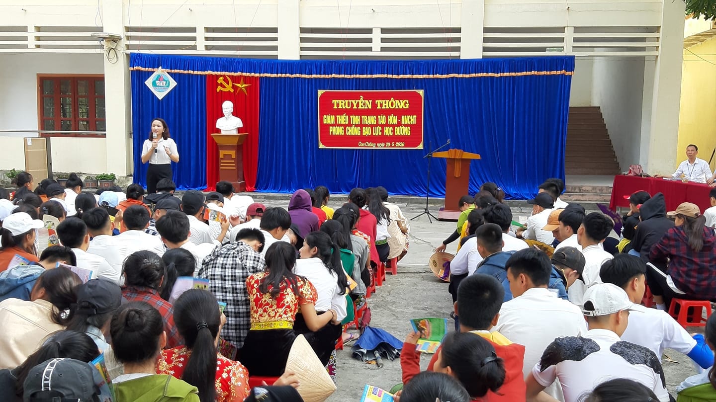 Truyền thông về nạn tảo hôn cho học sinh huyện Con Cuông. Ảnh: PV