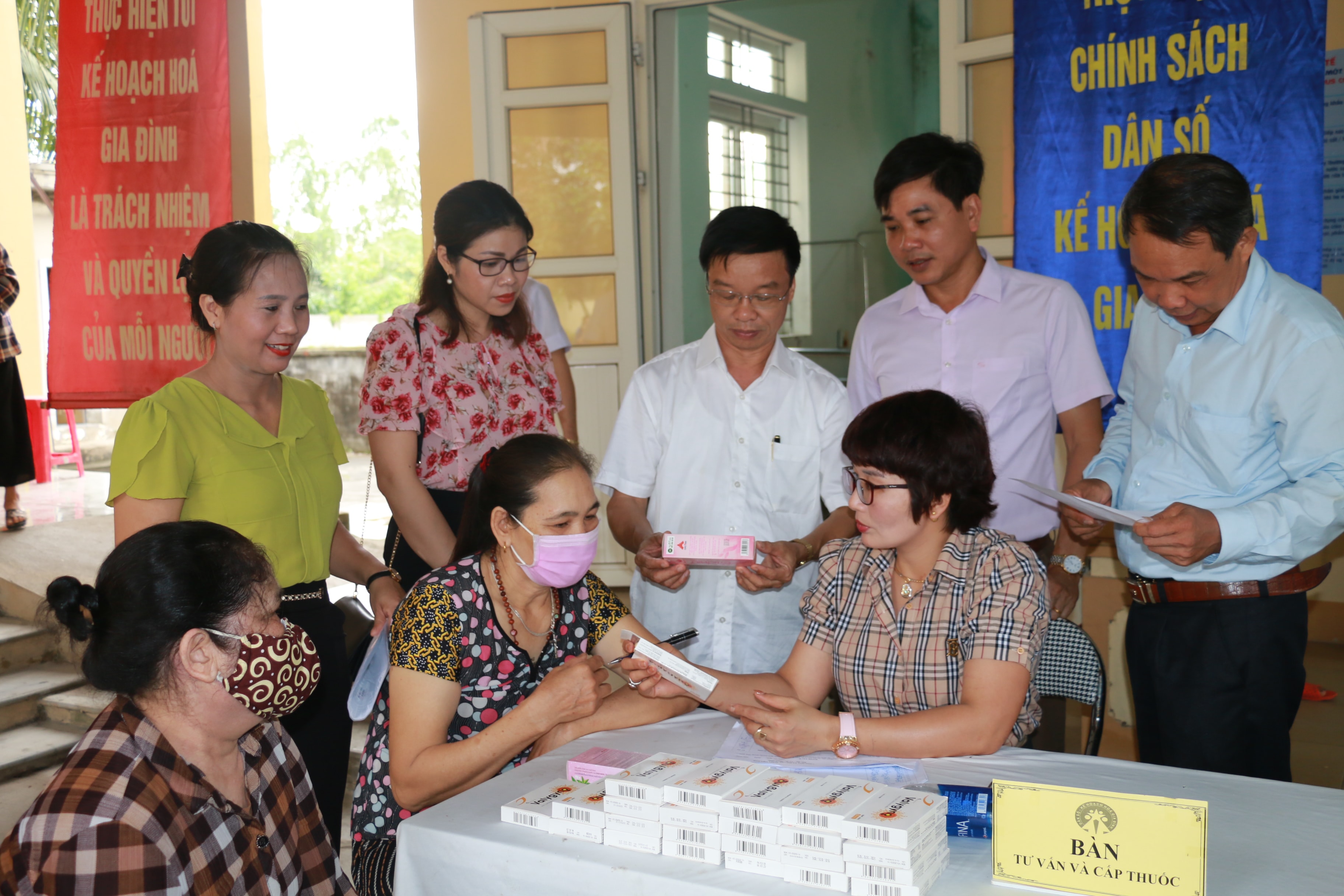 Tư vẫn cho người dân về vấn đề SKSS - KHHGĐ. Ảnh: MH