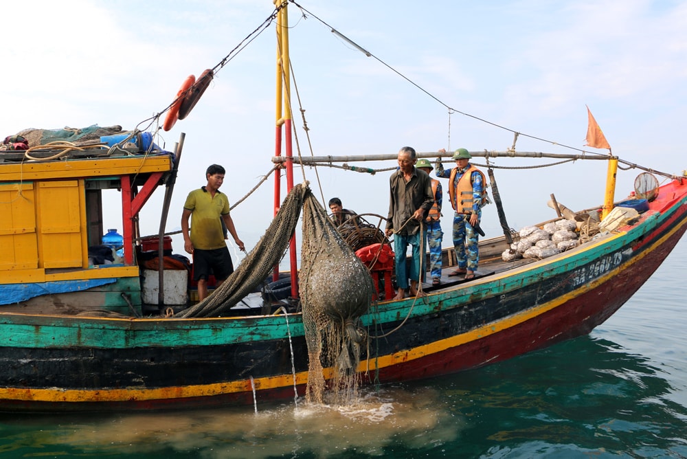 Tang vật vi phạm là lưới kéo dã cào sát đáy, do mắt lưới quá nhỏ nên gần như không một sinh vật nào sống sót khi lọt vào lưới giã cào. Ảnh: Nguyễn Hải 