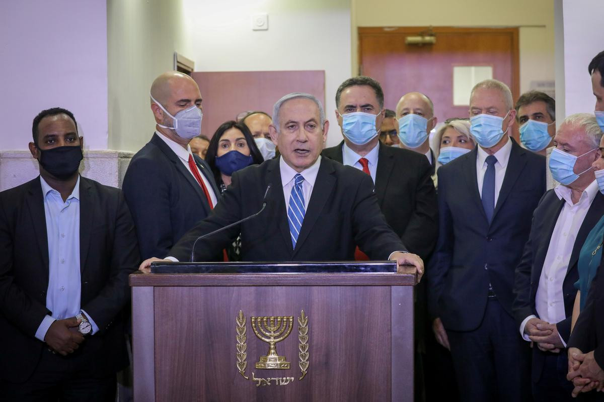 Thủ tướng Israel phát biểu trước khi bước vào phòng xét xử các cáo buộc tội danh tham nhũng hôm 24/5 tại Jerusalem. Ảnh: Reuters