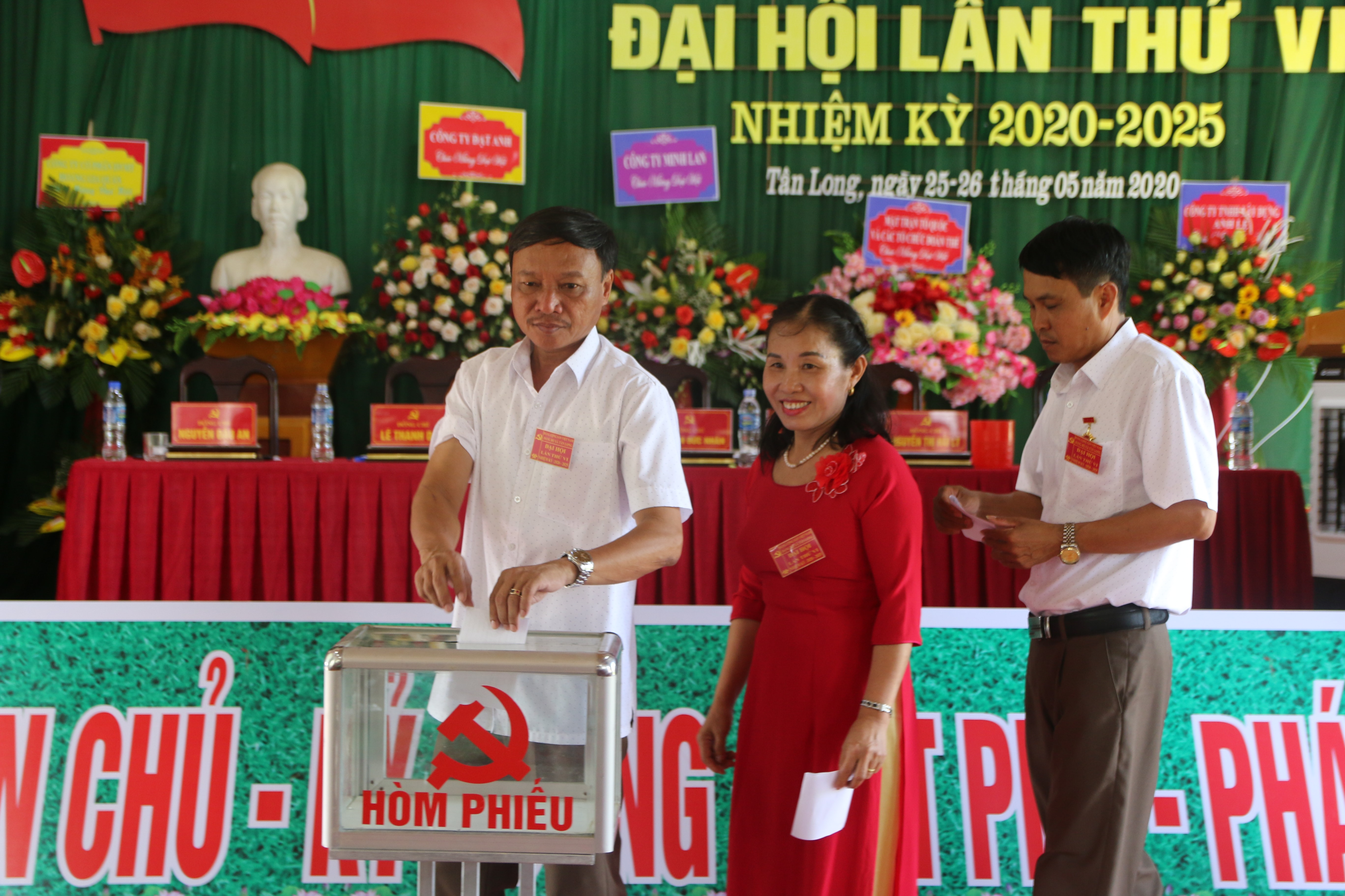 các đảng viên bỏ phiếu bầu Ban chấp hành khóa mới