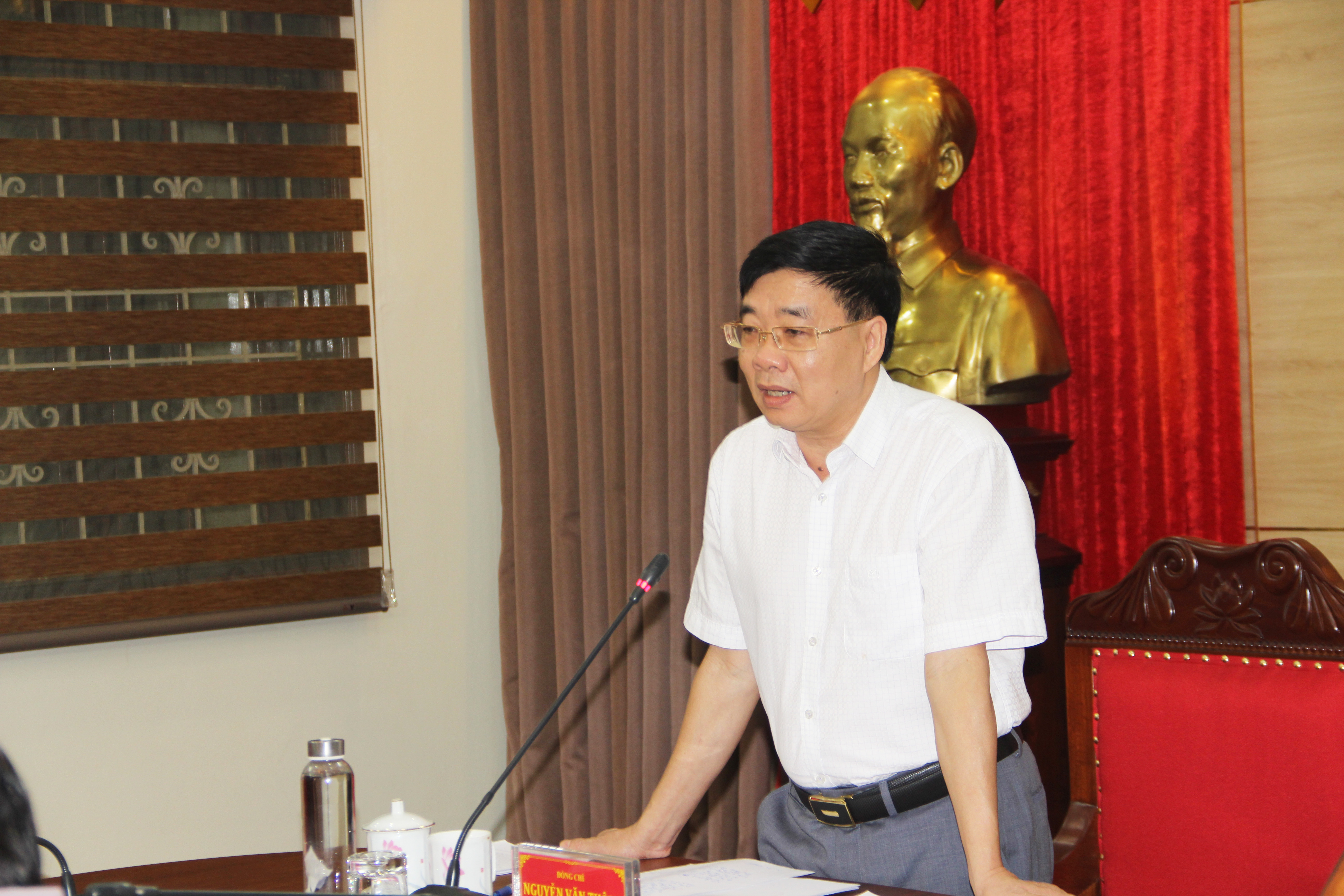 Phó Bí thư Tỉnh ủy Nguyễn Văn Thông chủ trì hội nghị. Ảnh: Phan Quỳnh