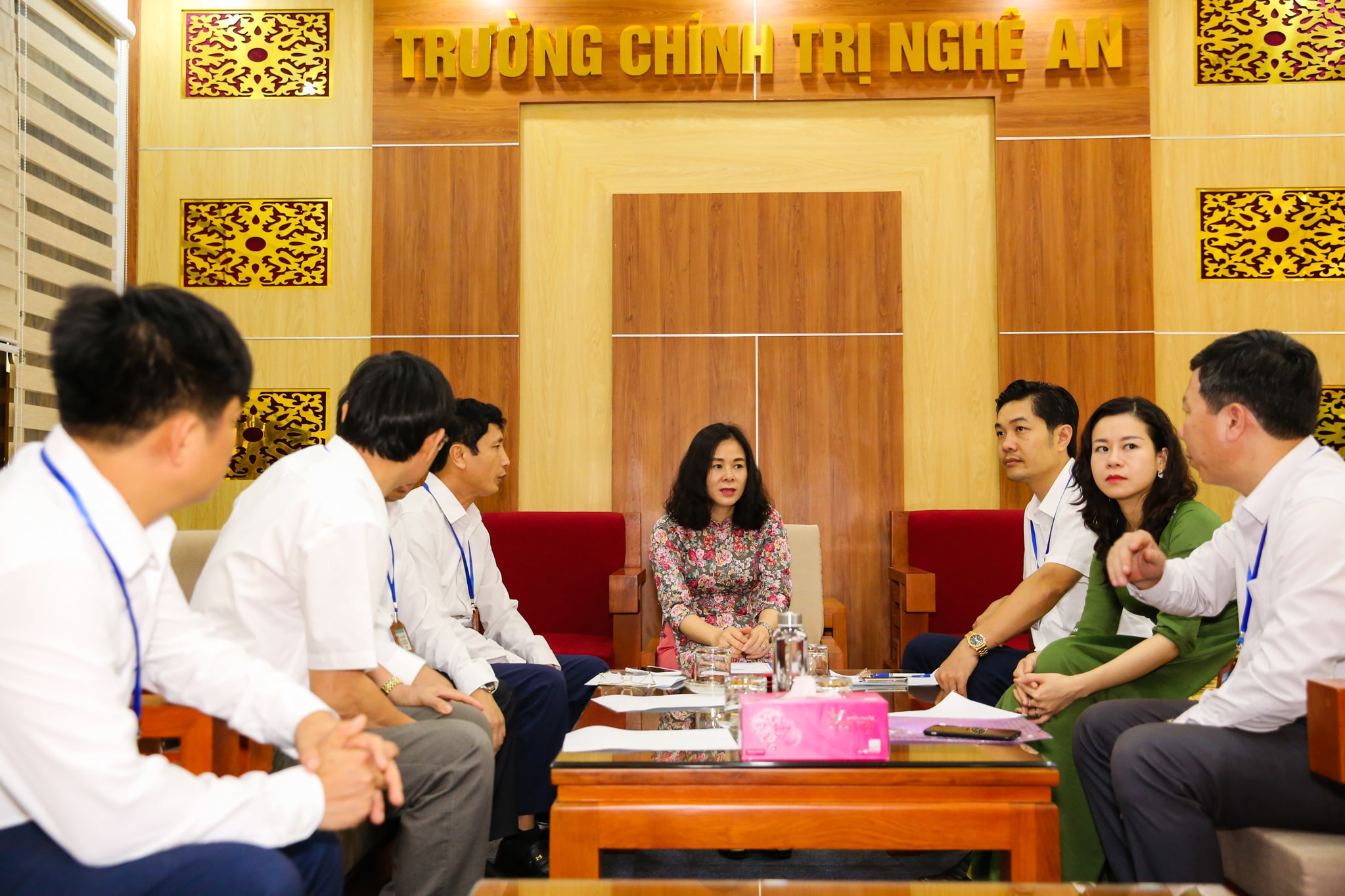 Ban Giám hiệu trao đổi công việc. Ảnh: Đức Anh