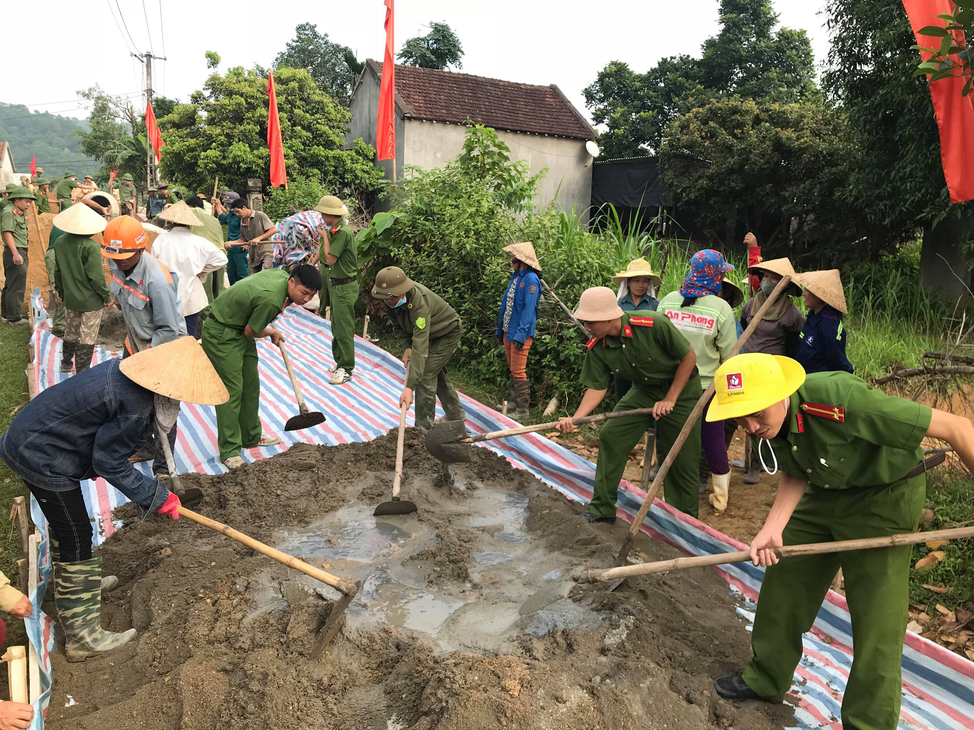 Cán bộ chiến sỹ Công an huyện Nghĩa Đàn giúp dân làm đường nông thôn mới. Ảnh: Thái Trường