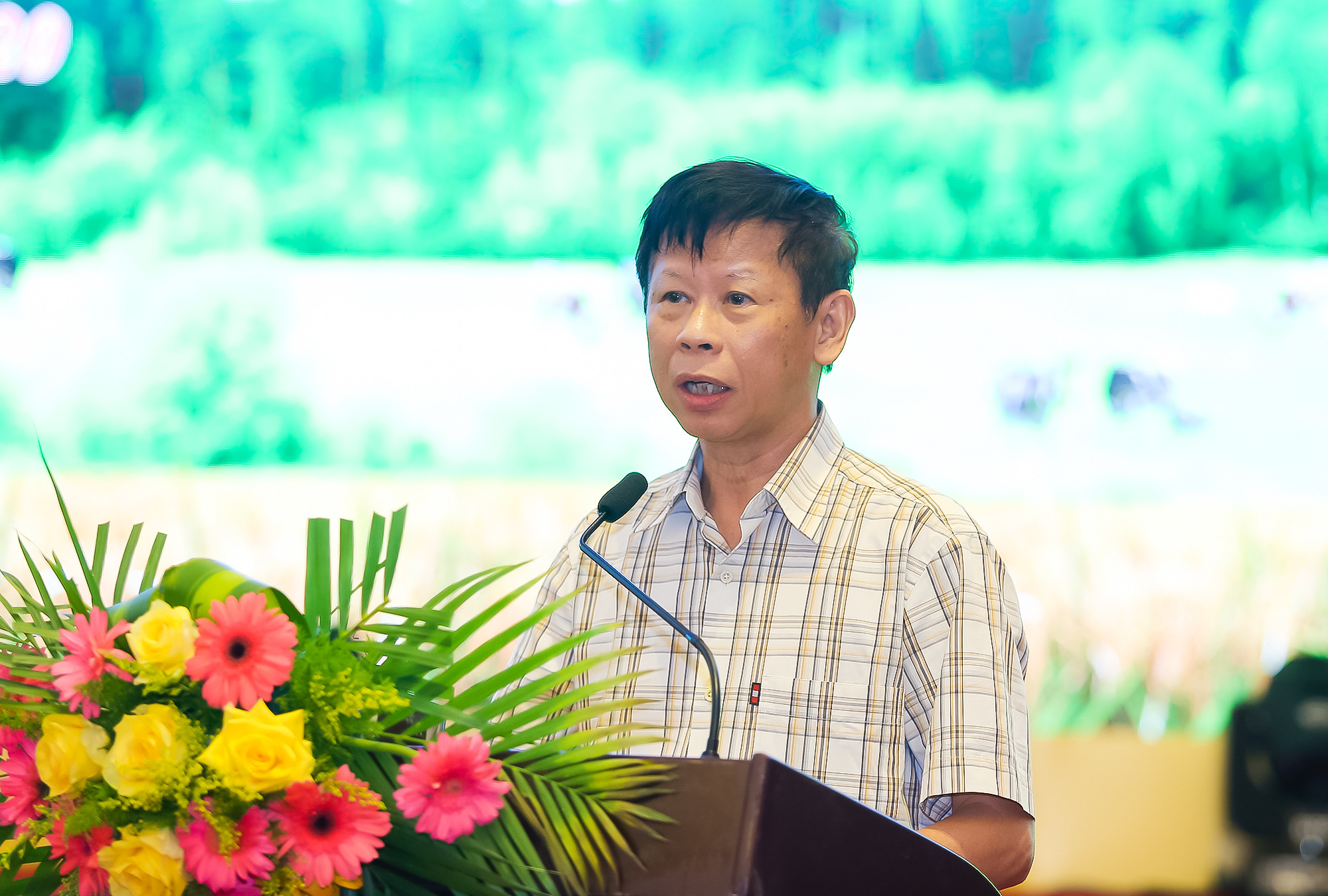 Tiến sỹ Đặng Kim Sơn phát biểu tại Hội thảo khoa học “Cơ sở lý luận và thực tiễn trong việc xác định cây, con chủ lực của tỉnh Nghệ An” diễn ra ngày 26/5 vừa qua. Ảnh: Lâm Tùng
