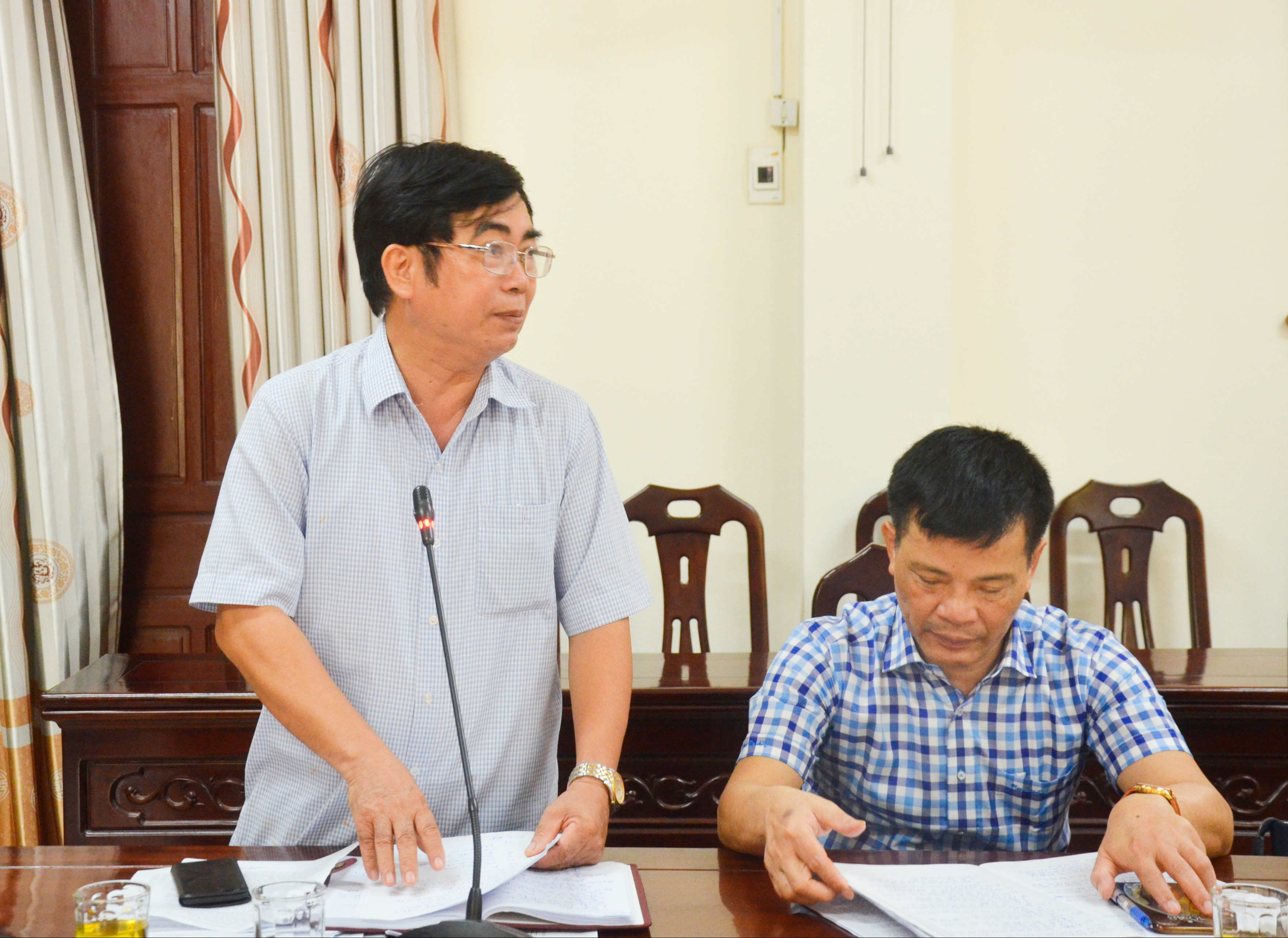 Chủ tịch UBND huyện Nam Đàn Đinh Xuân Quế báo cáo tình hình thực hiện các Nghị quyết của HĐND tỉnh. Ảnh: Thanh Lê