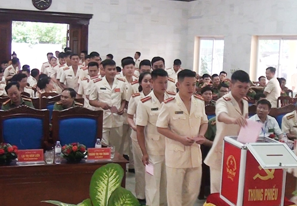 Các đại biểu bỏ phiếu bầu Ban Chấp hành Đảng bộ Công an huyện Nghĩa Đàn khóa XI, nhiệm kỳ 2020-2025. Ảnh: Đinh Thùy